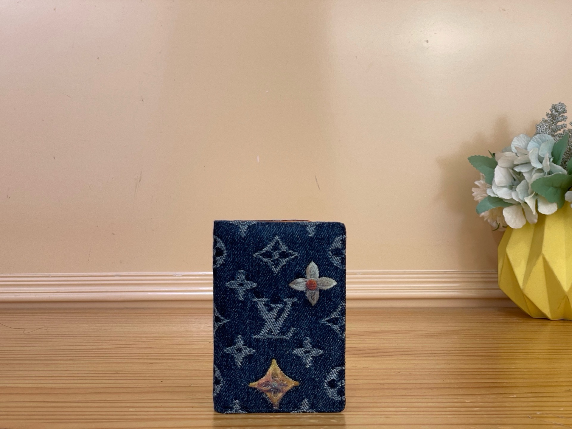 NO:894207,Top original item [Pocket Wallet] M27560 Blue/Denim (Flower-Embroidery) This pocket wallet is reinterpreted with Monogram ms floral denim, embellished with floral embroidery for the Monogram texture, with multiple card slots, inner pockets and outer pockets, making it a sophisticated choice for daily travel. Dimensions 7.5 x 11.1 x 1 cm. 1812026 (length x height x width),19860909顶级原单【口袋钱夹】M27560 蓝色/牛仔（花卉-刺绣） 本款口袋钱夹以 Monogram ms花卉丹宁布焕新演绎,为 Monogram 织纹点缀花卉刺绣,搭配多重卡位、内袋和外袋,塑就日常出行的精巧之选. 尺寸7.5 x 11.1 x 1 厘米.1812026 (长度 x 高 x 宽),,Bag