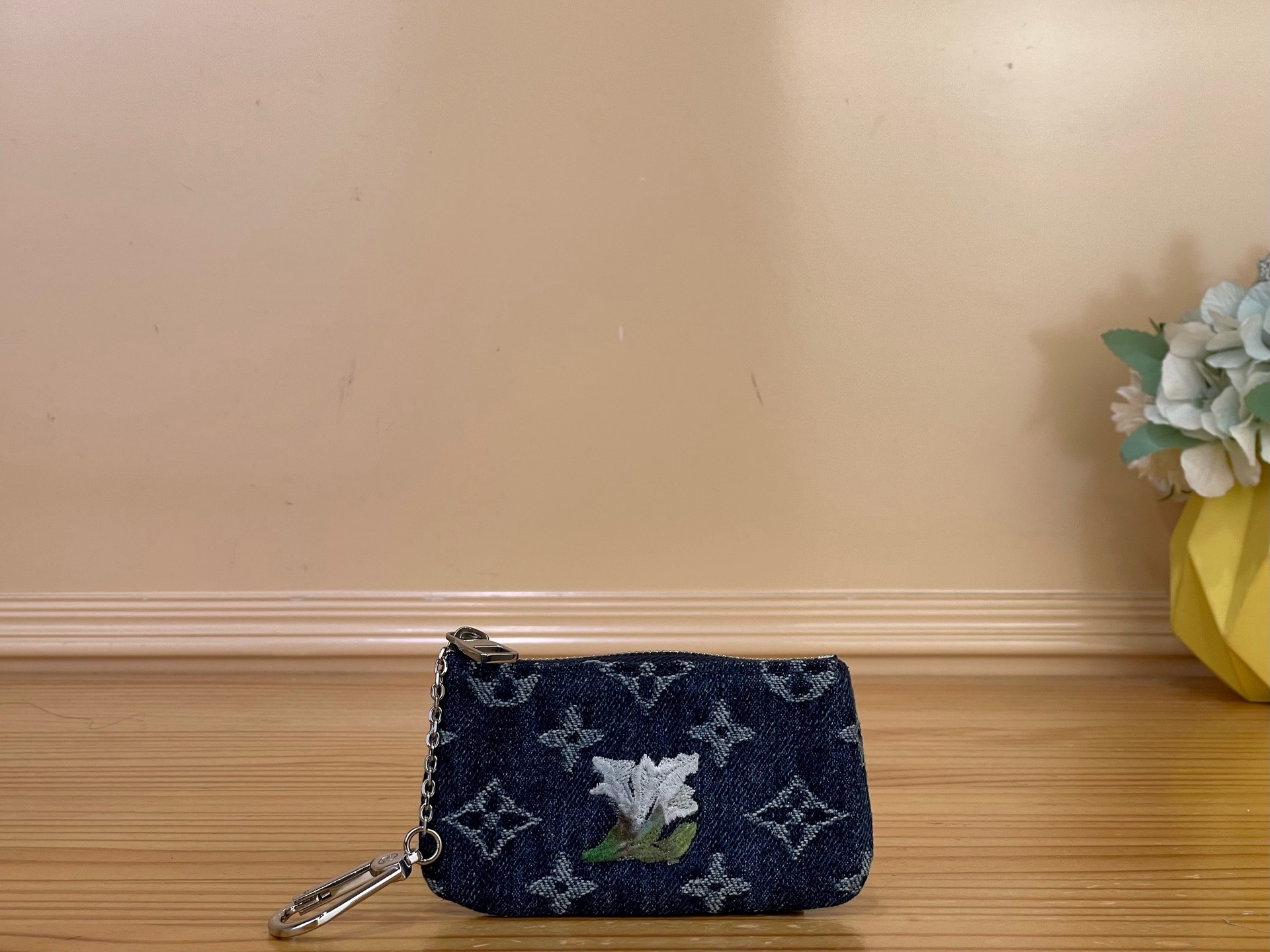 NO:894217,Top original item [OCCHETTE CLS key bag] M27561 blue/denim (flower-embroidery) This ochette Clés XS key bag is made of Monogram ms floral denim, infused with floral embroidery into the Monogram texture, and then highlighted with a metal chain and hook buckle to highlight the elegant zipper. The exquisite configuration is suitable for storing keys, coins and banknotes. Size 13 x 8 x 1.5 cm.1812027  (length x height x width),19860909顶级原单【OCHETTE CLS 钥匙包】 M27561 蓝色/牛仔（花卉-刺绣） 本款 ochette Clés XS 钥匙包采用 Monogram ms花卉丹宁布,为 Monogram 织纹注入花卉刺绣,再以金属质感链条和钩扣点亮考究拉链.精巧构型适宜收纳钥匙、硬币和纸钞. 尺寸13 x 8 x 1.5 厘米.1812027 (长度 x 高 x 宽),,Bag