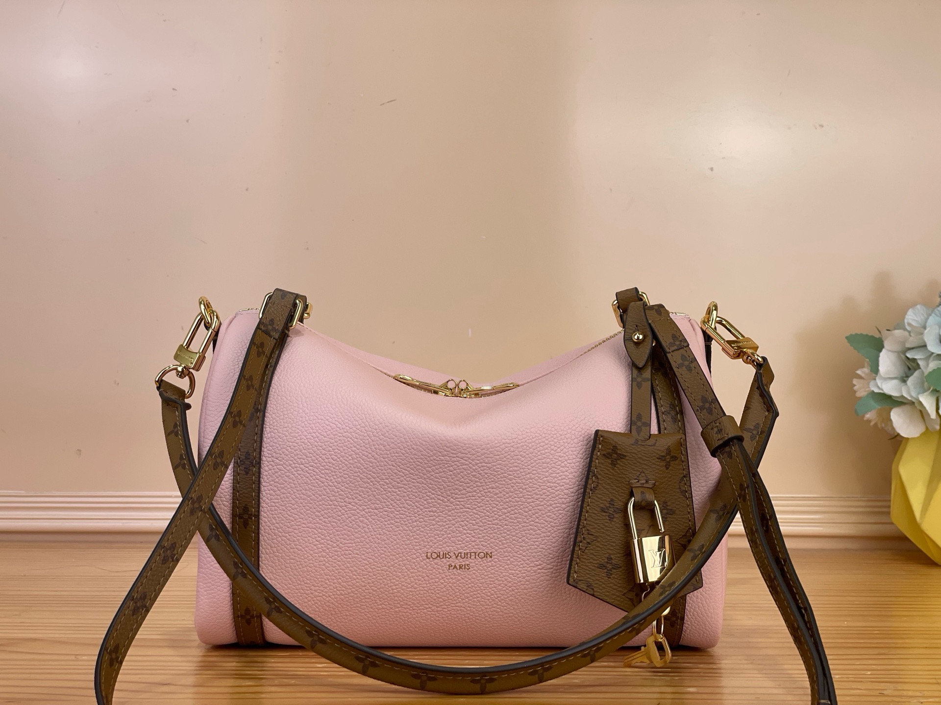 NO:894059,Top original order [EXRESS small handbag] M29847 Pink Exress small handbag is dyed in a soft new color in early autumn of 2026. Grained cow leather is covered with metallic pigments, slowly revealing a lustrous luster. Monogram Ys canvas trim and the same pattern lining complete the whole, classic key bag and padlock are embellished among them, and can be detachable and fixed on the zipper puller to unlock a unique styling idea. Size 26 x 17 x  13.5 cm.7018085 (length x height x width),,cowhide19860909顶级原单【EXRESS 小号手袋】 M29847 粉色 Exress 小号手袋于 2026 早秋浸染柔美新色.粒面牛皮革覆以金属质感颜料,缓缓流露莹润光泽.Monogram Ys 帆布饰边与相同图案内衬完善整体,经典钥匙包与挂锁点缀其间,可拆卸并固定于拉链头,解锁别样造型巧思. 尺寸26 x 17 x 13.5 厘米.7018085 (长度 x 高 x 宽),,cowhide,Bag