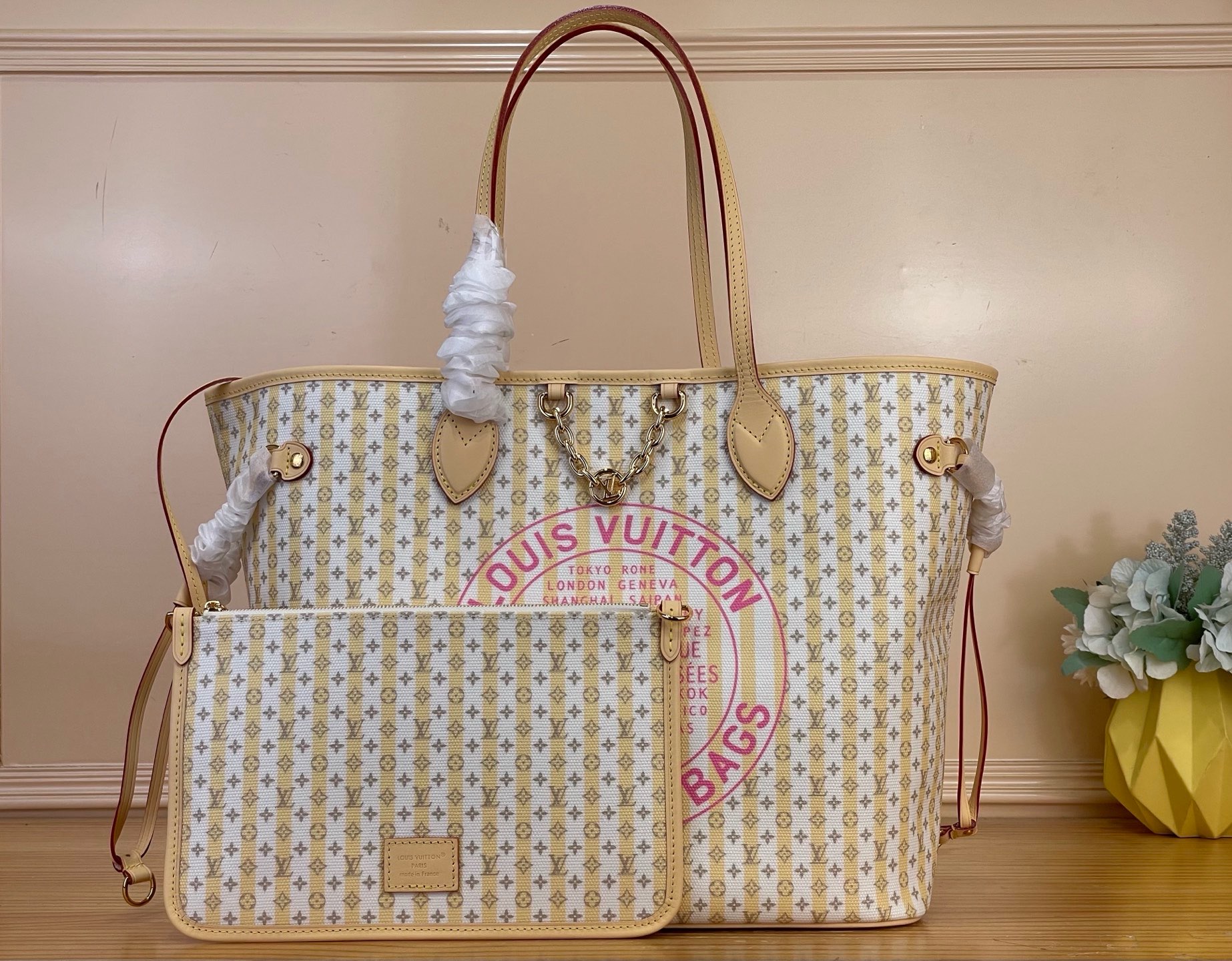 NO:894061,Top Original [Neverfull MM Handbags] m28457 Yellow/Pink m29483 Nude/Burgundy (Summer) In honor of House’s trunk-making legacy, this Neverfull MM belongs to the LV Stamp Collection. Reimagined for this season, it is made of canvas and features a mini version of the iconic Monogram HL in a nude rose palette. The roomy design is sized to fit a laptop, as well as other essentials, and the interior includes a removable zipper pocket. LV  Circle hangs from a gold chain, adding an elegant finishing touch. Dimensions 28 x 14 x 31 cm 6017065 (H x W x Length), Louis Vuitton19860909顶级原单【Neverfull MM 手袋】m28457 黄色/粉色 m29483 裸色/酒红（夏天） 为了纪念众议院的后备箱制作遗产,这个Neverfull MM属于LV邮票收藏.为这个季节重新想象,它由帆布制成,并以裸色玫瑰调色板的标志性Monogram hl的迷你版本为特色.宽敞的设计尺寸适合笔记本电脑,以及其他必需品,内部包括一个可拆卸的拉链袋.LV Circle悬挂在金色链条上,增添了优雅的点睛之笔. 尺寸28 x 14 x 31 厘米 6017065 (高 x 宽 x 长度),,louis vuitton,Bag