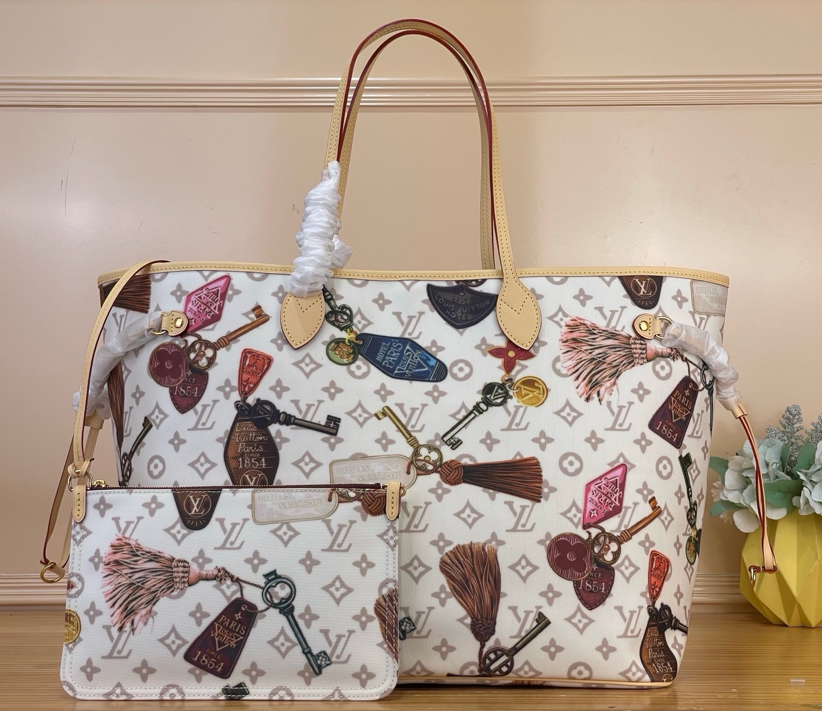 NO:894065,[Neverfull Large Handbag] M29449 White Flower/Emblem Screen Print The Getaway capsule series re-presents the Neverfull hl large handbag, with a vibrant horizontal print, echoing the ready-to-wear collection. The linen and coated canvas body is paired with cow leather trim and contrasting fabric lining. There is plenty of space to easily fit a laptop and other daily necessities, and the detachable zipper inner pocket allows for flexible storage, making it a fashionable choice for commuting and travel. Size 32 x 19 x  39 cm 5816065,,cowhide19860909【Neverfull 大号手袋】M29449 白花/徽章丝印 Getaway 胶囊系列焕新呈现 Neverfull hl大号手袋,铺陈活力横向印花,与成衣系列遥相呼应.亚麻和涂层帆布包身搭配牛皮革饰边与撞色织物内衬.充裕空间轻松装入笔记本电脑及其他日常所需,可拆卸拉链内袋便于灵活收纳,成就通勤与出行的时尚之选. 尺寸32 x 19 x 39 厘米 5816065,,cowhide,Bag