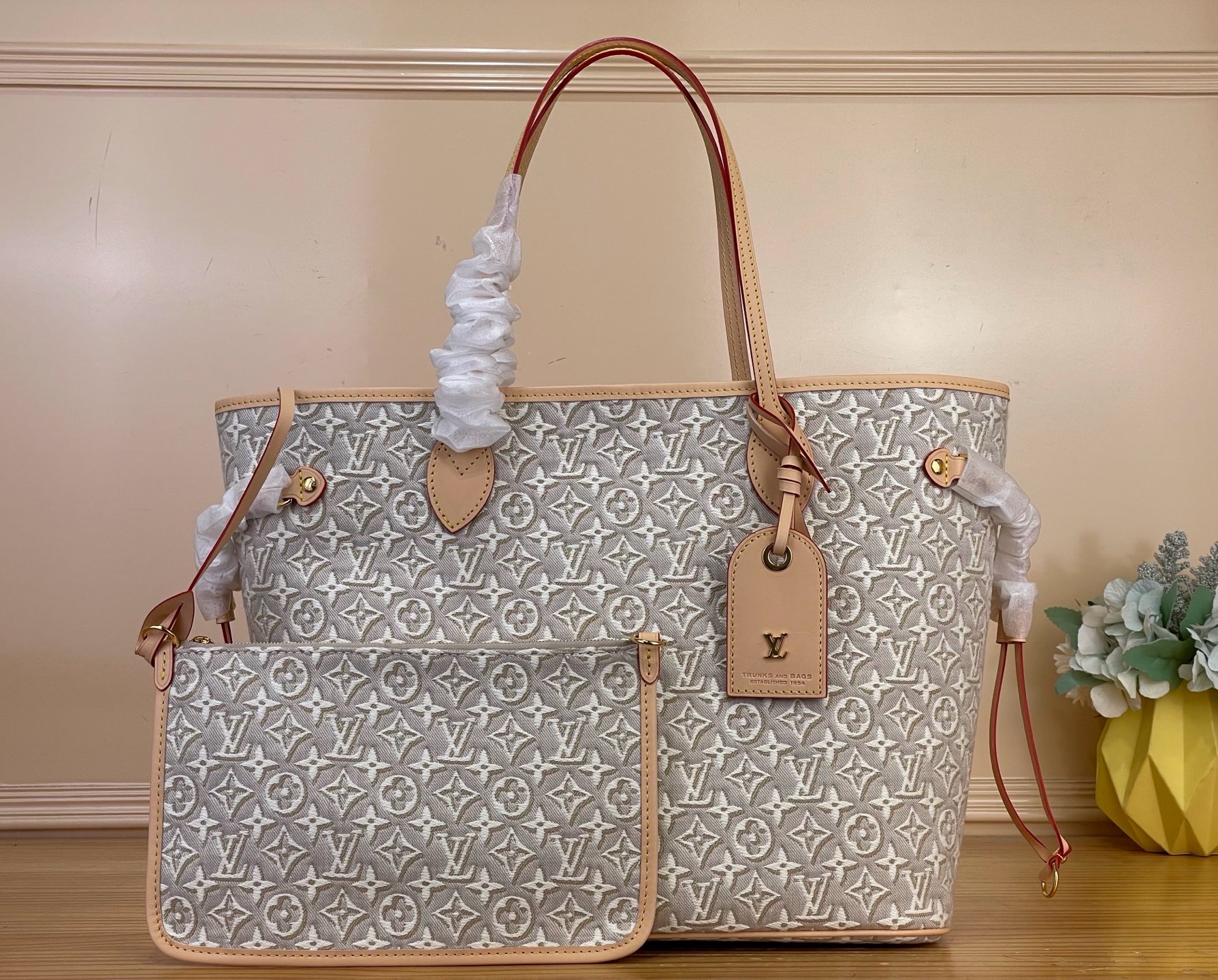 NO:894377,Top original order [Neverfull MM handbag] M2A381 white/jacquard Neverfull MM is re-Fall 2026 in House's enhanced Monogram Emblème signature  The lt collection reinvented. This embroidery-inspired version in jacquard canvas with a sensual effect is finished with VVN side laces and double handles, as well as a decorative address label that can be removed if desired. Inside there is a flat zip pocket with the exclusive Louis Vuitton label revealed on the cotton lining. Dimensions 31 x 28 x 14 cm 6017075, louis vuitton19860909顶级原单【Neverfull MM 手袋】M2A381 白色/提花 Neverfull MM在House的提升Monogram Emblème签名中为re-Fall 2026 Lt系列重新发明.这款刺绣灵感的版本由提花帆布制成,具有感官效果,饰有VVN侧鞋带和双手柄,以及装饰性地址标签,如果需要的话可以移除.里面有一个扁平的拉链口袋,棉质衬里上露出路易威登的独家标签. 尺寸 31 x 28 x 14厘米 6017075,,louis vuitton,Bag