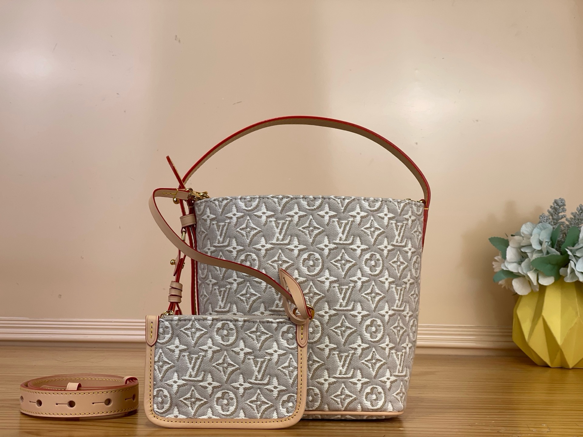 NO:894413,Top original order [ALL IN BB handbag] M2A377 white/jacquard All In BB handbag displays classic colors, paying tribute to the wood used in Louis Vuitton's traditional hard cases. The jacquard canvas presents a delicate texture like embroidery, and the Monogram Emblème Lt logo expresses the charm of the brand. The cowhide leather trim completes the whole, the decorative address plate and Yingze padlock highlight the exquisite details, and the cotton lining is embellished with the LV label. Size 16 x 18  x 12 cm 5416065 (length x height x width),,louis vuitton,louis vuitton,cowhide19860909顶级原单【ALL IN BB 手袋】M2A377 白色/提花 All In BB 手袋焕现经典色彩,致意路易威登传统硬箱所用木材.提花帆布呈现刺绣般细腻质感,Monogram Emblème Lt标识道出品牌韵致.牛皮革饰边完善整体,装饰性地址牌与莹泽挂锁点亮考究细节,棉质内衬点缀 LV 标签. 尺寸16 x 18 x 12 厘米 5416065 (长度 x 高 x 宽),,louis vuitton,louis vuitton,cowhide,Bag