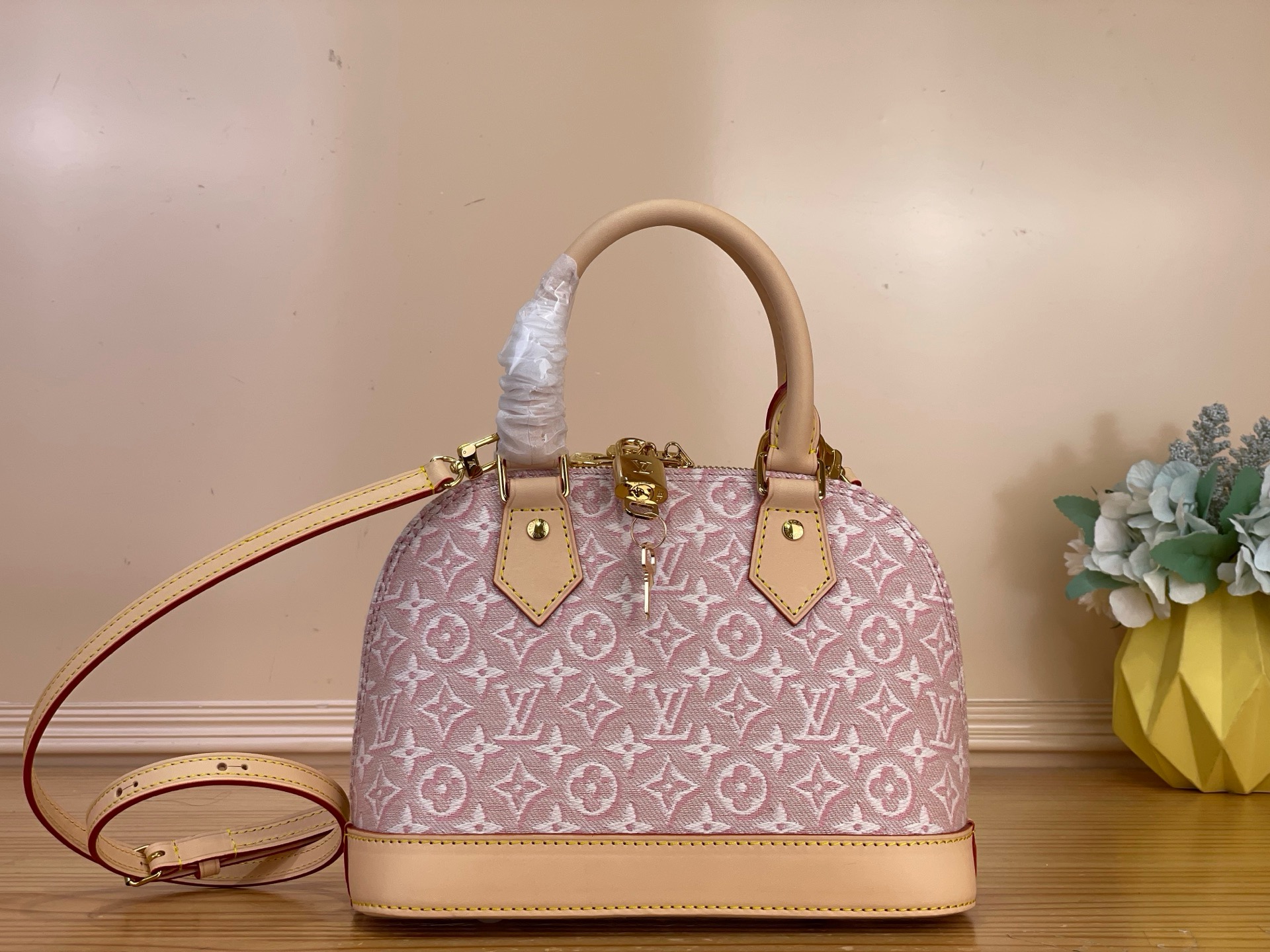 NO:894395,Top original order [ALMA BB handbag] M2A pink/jacquard Alma BB handbag meets embroidery inspiration, laying out the Monogram Emblème sj logo on the exquisite jacquard canvas, delicately presenting a sophisticated texture. The contrasting VVN trim echoes the soft tones, LV  The address plate and Yingze padlock highlight the classic details. The cotton lining is embellished with the exclusive Louis Vuitton label, and the internal patch pocket allows for the safe storage of small items. Dimensions 23.5 x 17.5 x 11.5 cm 6817058... (length x height x width),,louis vuitton,louis vuitton19860909顶级原单【ALMA BB 手袋】M2A 粉色/提花 Alma BB 手袋邂逅刺绣灵感,为精致提花帆布铺陈 Monogram Emblème sj标识,细腻呈现考究质感.对比鲜明的 VVN 饰边呼应柔美色调,LV 地址牌与莹泽挂锁点亮经典细节.棉质内衬点缀专属路易威登标签,内贴袋便于妥善收纳小件物品. 尺寸23.5 x 17.5 x 11.5 厘米 6817058... (长度 x 高 x 宽),,louis vuitton,louis vuitton,Bag