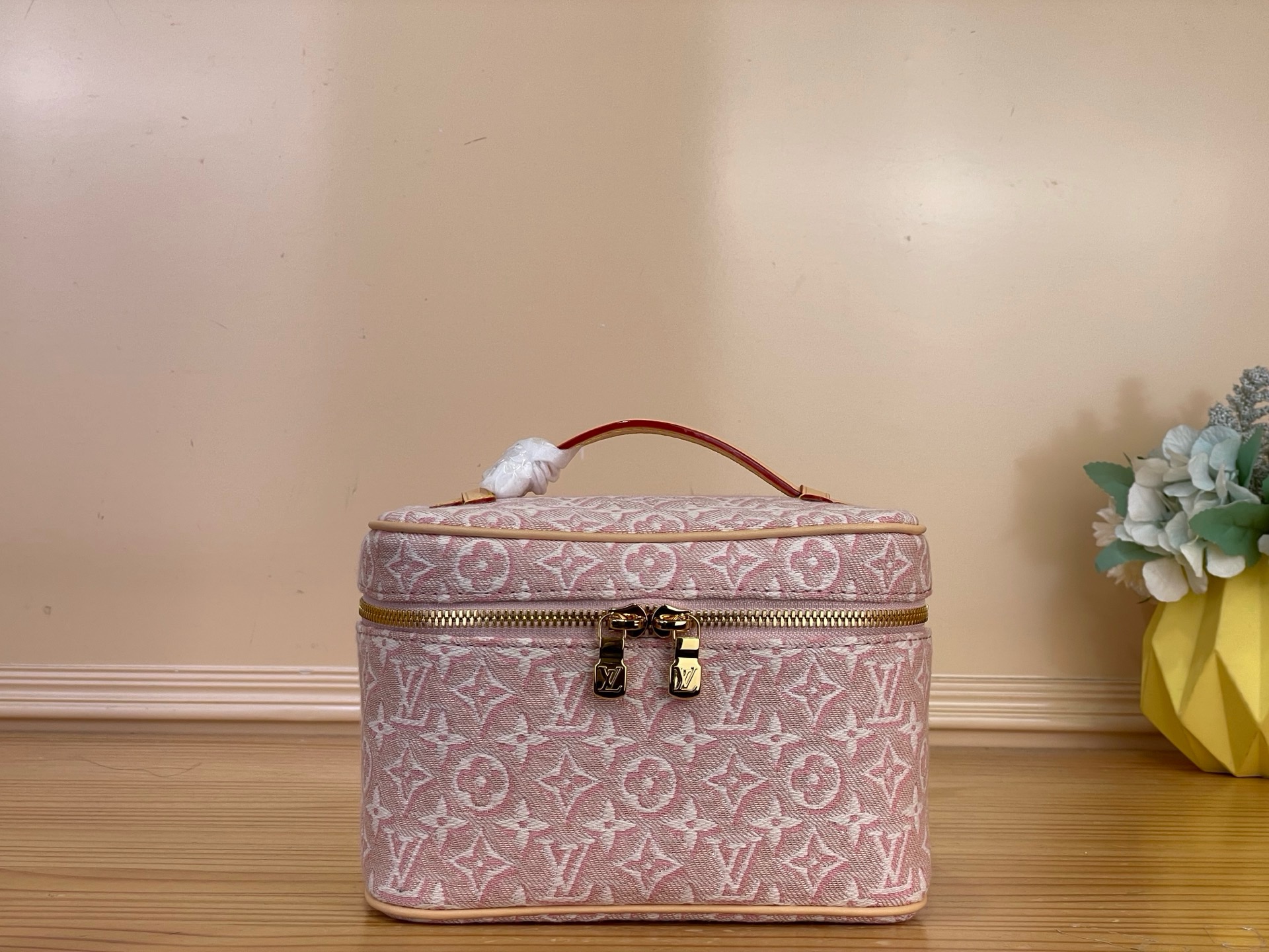 NO:894435,Top original order [NICE mini cosmetic bag] m29667 pink/jacquard This Nice mini cosmetic bag is made of Monogram Emblème xh canvas, which is the first canvas launched by the brand in 1896 with linen cotton. It can show an embroidery texture after washing. The leather handles smooth the internal space and are suitable for storing toiletries. 5215060,, cosmetic bags & cases19860909顶级原单【NICE 迷你化妆包】 m29667 粉色/提花 本款 Nice 迷你化妆包取材 Monogram Emblème xh帆布,以亚麻棉布焕新品牌于 1896 年推出的首款帆布,可在水洗后呈现刺绣质感纹理.皮革手柄铺平内部空间,适宜收纳洗漱用品.5215060,,cosmetic bags & cases,Bag