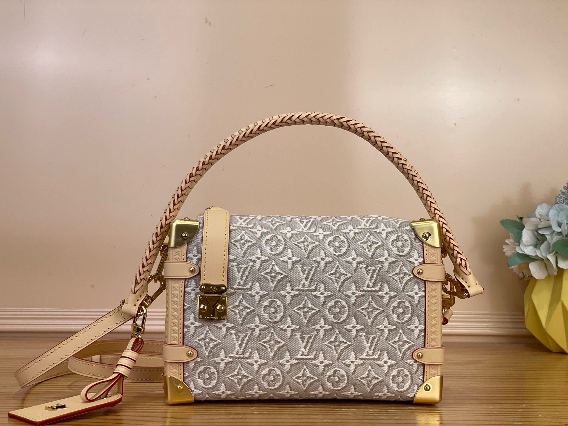 NO:894360,Top original order [SIDE TRUNK medium handbag] M2A white/jacquard This Side Trunk sj medium handbag comes from the 2026 early autumn series, incorporating the Monogram Emblème logo into the classic design. The jacquard canvas presents elegant tones, and the contrasting VVN trim and woven handles add a distinctive vision. The iconic metal corners and S-lock reveal a dazzling luster, and the lining is embellished with the exclusive Louis Vuitton label. Size 23.5 x  16 x 8.5 cm.6817975 (length x height x width),,louis vuitton19860909顶级原单【SIDE TRUNK 中号手袋】M2A 白色/提花 本款 Side Trunk sj中号手袋出自 2026 早秋系列,为经典设计融入 Monogram Emblème 标识.提花帆布呈现优雅色调,撞色 VVN 饰边和编织手柄注入鲜明视觉.标志性金属包角和 S-lock 流露耀目光彩,内衬点缀专属路易威登标签. 尺寸23.5 x 16 x 8.5 厘米.6817975 (长度 x 高 x 宽),,louis vuitton,Bag