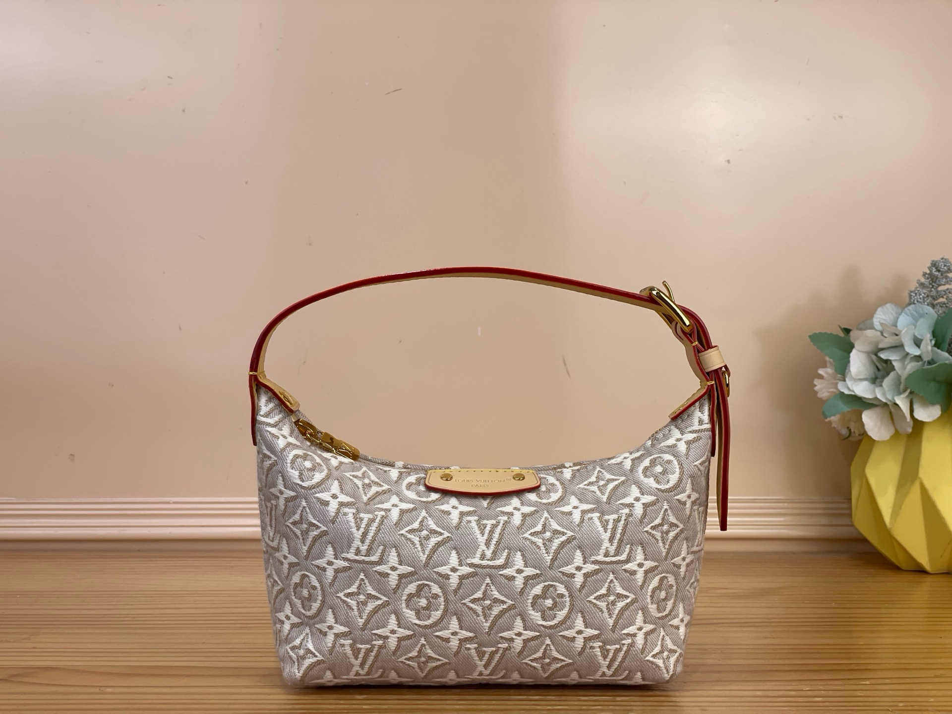 NO:894375,Top original order [OCHETTE HILLS handbag] M29879 white/jacquard This ochette Hills handbag focuses on the brand's exquisite craftsmanship, showing the elegant jacquard texture of the Monogram Emblème Lt logo, and is inspired by classic Louis Vuitton luggage and materials. The chic cotton lining is rendered in sophisticated tones, and is combined with the smooth cowhide leather trim to create a daily travel choice. Size 18.5 x 11 x  6.5 cm 4315055 (length x height x width),,louis vuitton,cowhide19860909顶级原单【OCHETTE HILLS 手袋】M29879 白色/提花 本款 ochette Hills 手袋聚焦品牌精湛工艺,展现 Monogram Emblème Lt标识的雅致提花质感,将经典路易威登行李箱和材质的灵感启发娓娓道来.别致棉质内衬渲染考究色调,与柔滑牛皮革饰边共同打造日常出行之选. 尺寸18.5 x 11 x 6.5 厘米 4315055 (长度 x 高 x 宽),,louis vuitton,cowhide,Bag