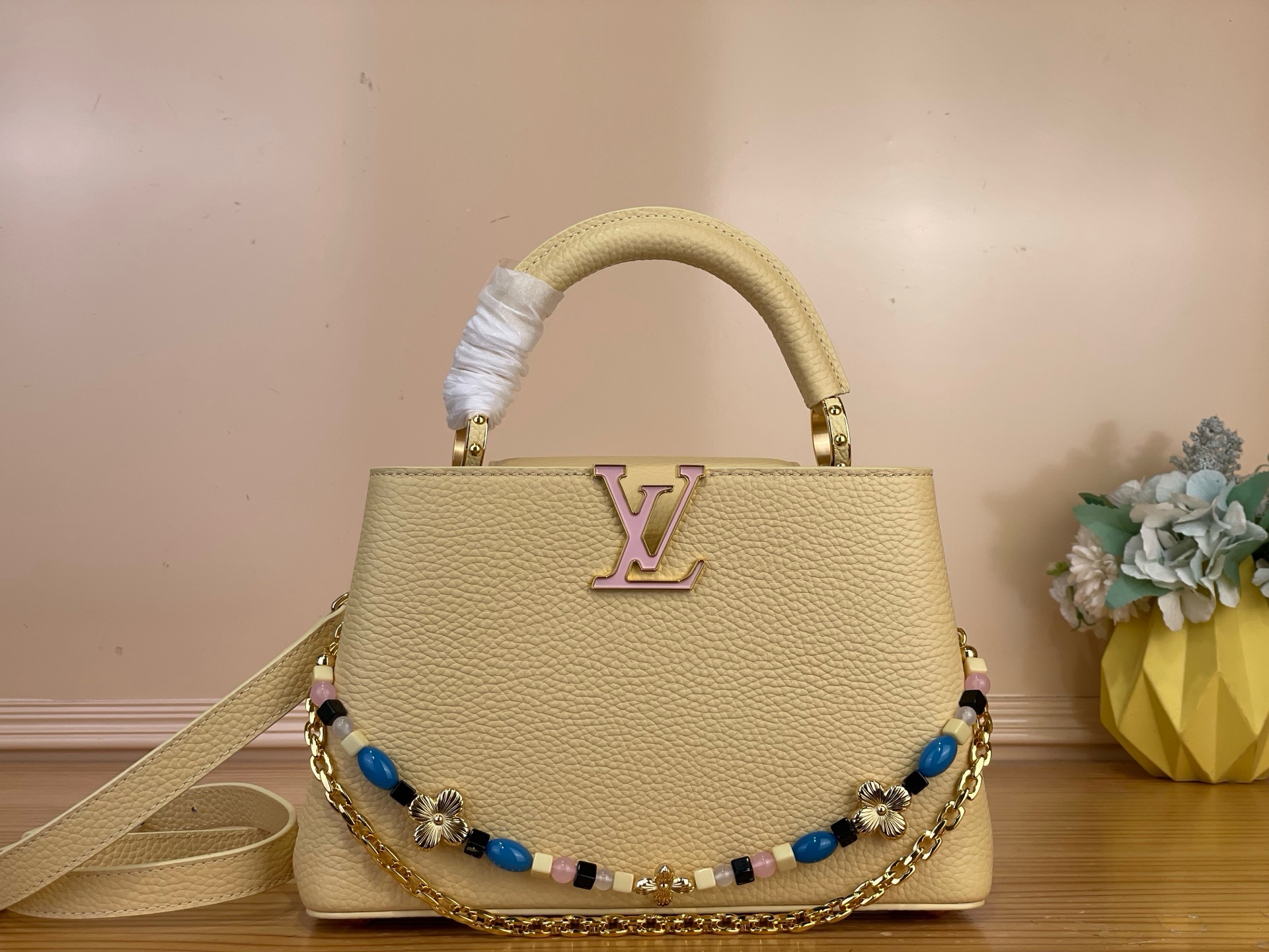 NO:894118,Top original order [CAUCINES Small Handbag] m28716 Yellow/Floral Chain This classic Caucines small handbag is from the Sunbeam hl capsule series, made of exquisite Taurillon leather, showing soft tones. The decorative chain is the finishing touch to the design. One is equipped with a handmade adjustment chain, like fine jewelry; the other is decorated with glass beads and Monogram flowers, shining with charming luster. Embellished with colorful iconic LV  Letters can be carried in various ways, suitable for cross-body, shoulder or handbags, and you can change the shape at will. This exquisite series comes with exclusive packaging, imbued with the charming style of the Côte d'Azur. It comes with limited charms and the brand's iconic beach hut handbag to enjoy the leisurely fun of midsummer - limited edition, subject to availability. Dimensions 27 x 19 x 9 cm 128121350 (length x height x width),, louis vuitton19860909顶级原单【CAUCINES 小号手袋】 m28716 黄色/花卉链条 本款经典 Caucines 小号手袋出自 Sunbeam hl胶囊系列,选用精致 Taurillon 皮革制成,呈现柔美色调.装饰链条为设计点睛一条配以手工打造的调节链,宛若精美珠宝；另一条饰有玻璃感串珠与 Monogram 花卉,闪耀迷人光泽.点缀多彩标志性 LV 字母,背携方式多样,斜挎、肩背、手提皆宜,随心转换造型. 本系列臻作搭配专属包装,浸染蔚蓝海岸的迷人风情,随附限定挂饰与品牌标志性海滩小屋手袋,尽揽盛夏悠然意趣——限量呈献,售完即止. 尺寸27 x 19 x 9 厘米 128121350 (长度 x 高 x 宽),,louis vuitton,Bag