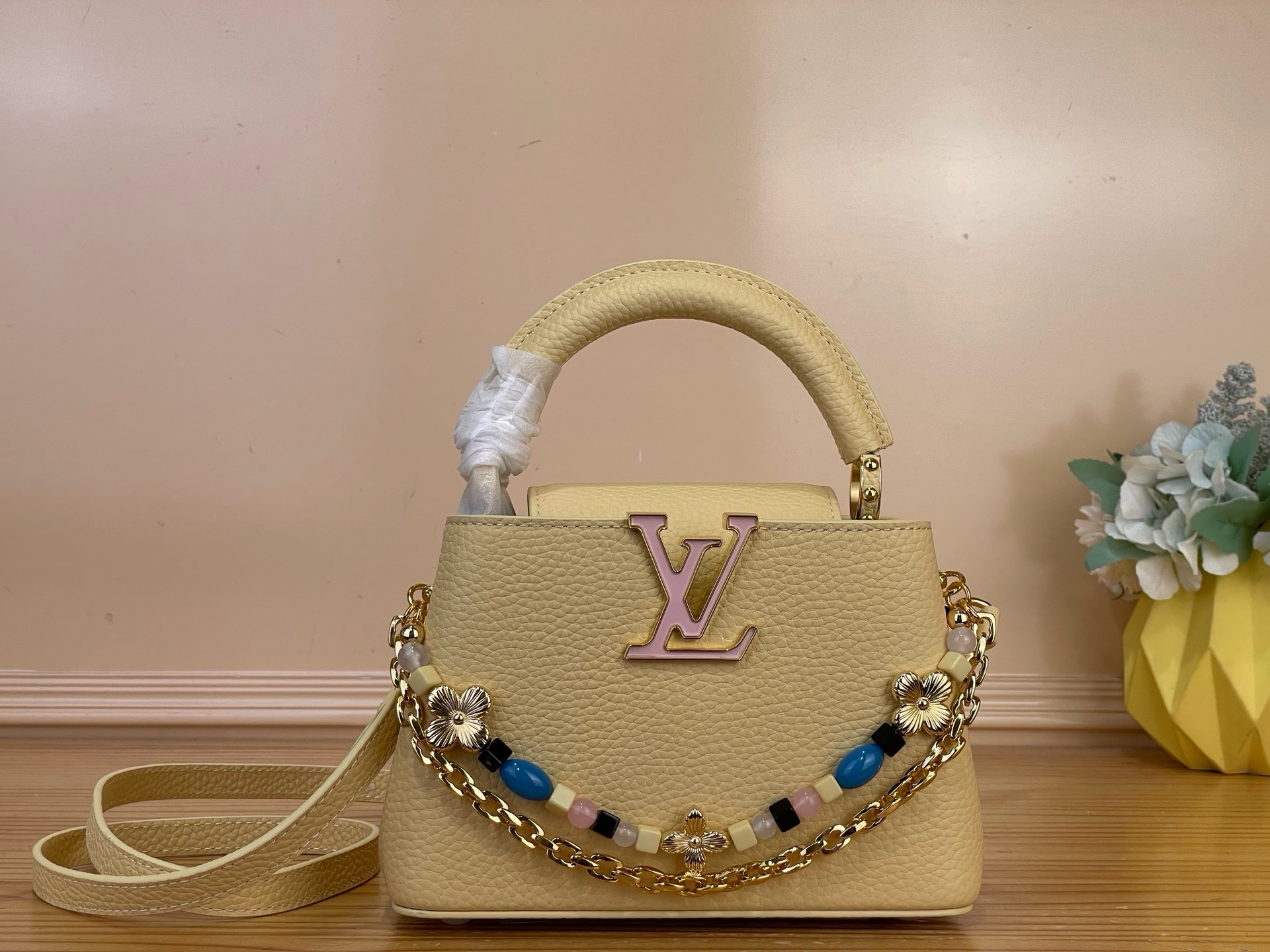 NO:894128,Top Original Order [CAUCINES Mini Handbag] m28716 Yellow/Floral Chain This classic Caucines mini handbag is from the Sunbeam hl capsule series, made of exquisite Taurillon leather, showing soft tones. The decorative chain is the finishing touch to the design. One is equipped with a handmade adjustment chain, like fine jewelry; the other is decorated with glass beads and Monogram flowers, shining with charming luster. Embellished with colorful iconic LV  Letters can be carried in a variety of ways, suitable for cross-body, shoulder or handbags, and you can change the shape at will. This exquisite series comes with exclusive packaging, imbued with the charming style of the Côte d'Azur. It comes with limited charms and the brand's iconic beach hut handbag to enjoy the leisurely fun of midsummer - limited edition, subject to availability. Dimensions 13.6 x 21 x 8 cm 118121250 (length x height x width),, louis  vuitton19860909顶级原单【CAUCINES 迷你手袋】 m28716 黄色/花卉链条 本款经典 Caucines 迷你手袋出自 Sunbeam hl胶囊系列,选用精致 Taurillon 皮革制成,呈现柔美色调.装饰链条为设计点睛一条配以手工打造的调节链,宛若精美珠宝；另一条饰有玻璃感串珠与 Monogram 花卉,闪耀迷人光泽.点缀多彩标志性 LV 字母,背携方式多样,斜挎、肩背、手提皆宜,随心转换造型. 本系列臻作搭配专属包装,浸染蔚蓝海岸的迷人风情,随附限定挂饰与品牌标志性海滩小屋手袋,尽揽盛夏悠然意趣——限量呈献,售完即止. 尺寸13.6 x 21 x 8 厘米 118121250 (长度 x 高 x 宽),,louis vuitton,Bag