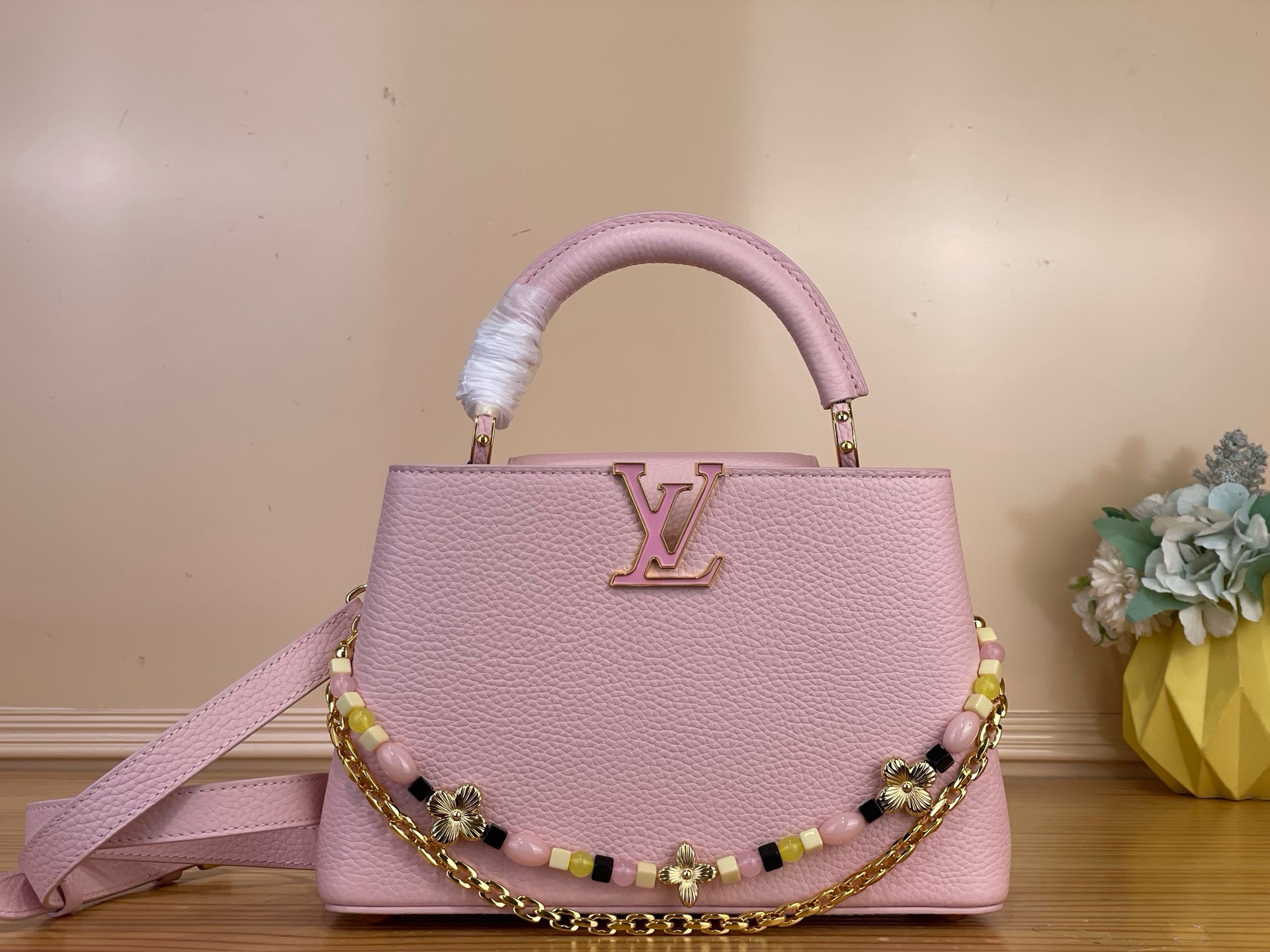 NO:894120,Top original order [CAUCINES small handbag] m29500 Pink/Flower Chain This classic Caucines small handbag is from the Sunbeam sj capsule series. It is made of exquisite Taurillon leather and presents soft tones. The decorative chain is the finishing touch to the design. One is equipped with a handmade adjustment chain, like fine jewelry; the other is decorated with glass beads and Monogram flowers, shining with charming luster. Embellished with colorful iconic LV  Letters can be carried in various ways, suitable for cross-body, shoulder or handbags, and you can change the shape at will. This exquisite series comes with exclusive packaging, imbued with the charming style of the Côte d'Azur. It comes with limited charms and the brand's iconic beach hut handbag to enjoy the leisurely fun of midsummer - limited edition, subject to availability. Dimensions 27 x 19 x 9 cm 128121350 (length x height x width),, louis vuitton19860909顶级原单【CAUCINES 小号手袋】 m29500 粉色/花卉链条 本款经典 Caucines 小号手袋出自 Sunbeam sj胶囊系列,选用精致 Taurillon 皮革制成,呈现柔美色调.装饰链条为设计点睛一条配以手工打造的调节链,宛若精美珠宝；另一条饰有玻璃感串珠与 Monogram 花卉,闪耀迷人光泽.点缀多彩标志性 LV 字母,背携方式多样,斜挎、肩背、手提皆宜,随心转换造型. 本系列臻作搭配专属包装,浸染蔚蓝海岸的迷人风情,随附限定挂饰与品牌标志性海滩小屋手袋,尽揽盛夏悠然意趣——限量呈献,售完即止. 尺寸27 x 19 x 9 厘米 128121350 (长度 x 高 x 宽),,louis vuitton,Bag