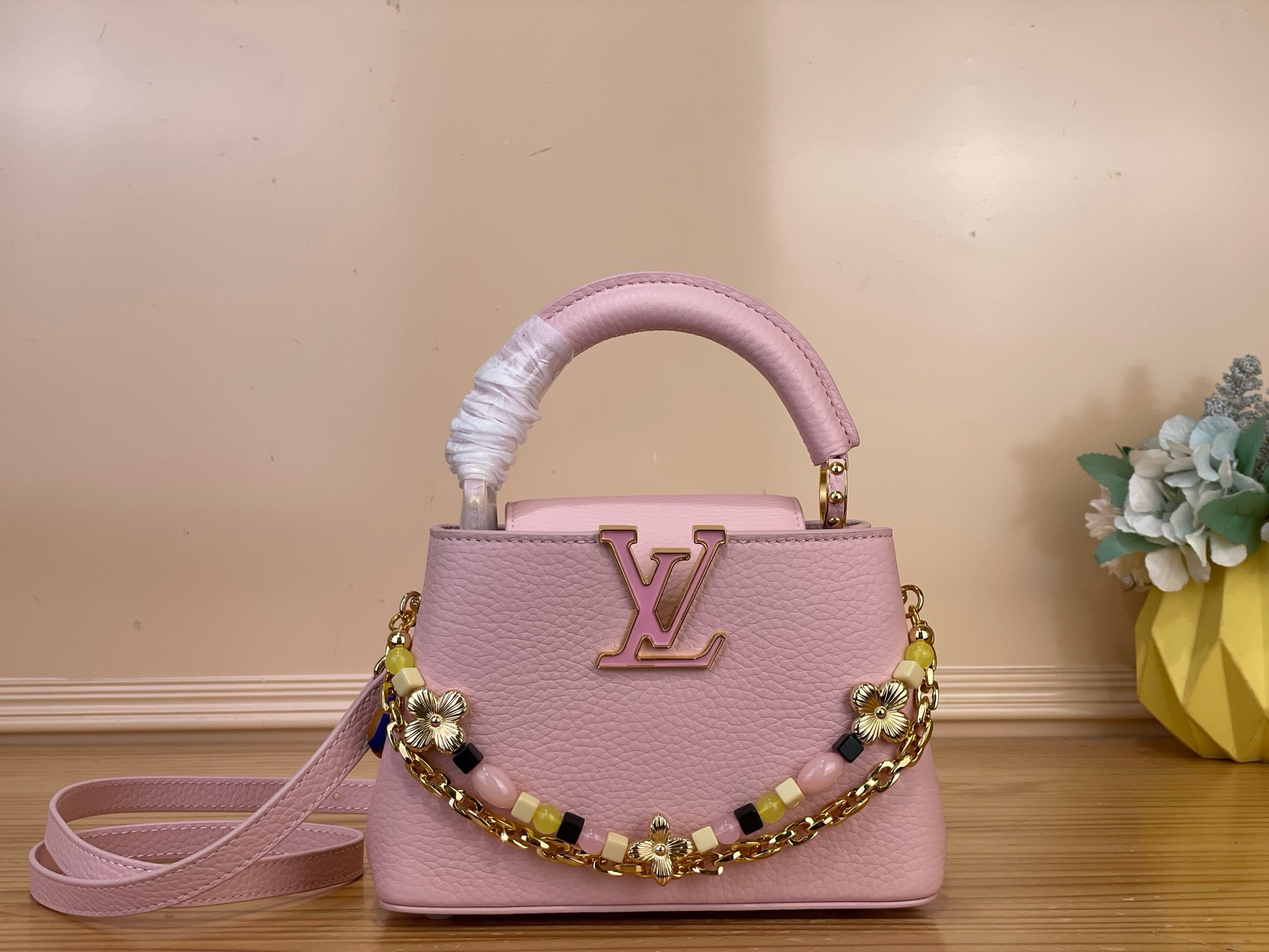 NO:894130,Top Original Order [CAUCINES Mini Handbag] m29500 Pink/Floral Chain This classic Caucines mini handbag is from the Sunbeam hl capsule series, made of exquisite Taurillon leather, showing soft tones. The decorative chain is the finishing touch to the design. One is equipped with a handmade adjustment chain, like fine jewelry; the other is decorated with glass beads and Monogram flowers, shining with charming luster. Embellished with colorful iconic LV  Letters can be carried in a variety of ways, suitable for cross-body, shoulder or handbags, and you can change the shape at will. This exquisite series comes with exclusive packaging, imbued with the charming style of the Côte d'Azur. It comes with limited charms and the brand's iconic beach hut handbag to enjoy the leisurely fun of midsummer - limited edition, subject to availability. Dimensions 13.6 x 21 x 8 cm 118121250 (length x height x width),, louis  vuitton19860909顶级原单【CAUCINES 迷你手袋】 m29500 粉色/花卉链条 本款经典 Caucines 迷你手袋出自 Sunbeam hl胶囊系列,选用精致 Taurillon 皮革制成,呈现柔美色调.装饰链条为设计点睛一条配以手工打造的调节链,宛若精美珠宝；另一条饰有玻璃感串珠与 Monogram 花卉,闪耀迷人光泽.点缀多彩标志性 LV 字母,背携方式多样,斜挎、肩背、手提皆宜,随心转换造型. 本系列臻作搭配专属包装,浸染蔚蓝海岸的迷人风情,随附限定挂饰与品牌标志性海滩小屋手袋,尽揽盛夏悠然意趣——限量呈献,售完即止. 尺寸13.6 x 21 x 8 厘米 118121250 (长度 x 高 x 宽),,louis vuitton,Bag