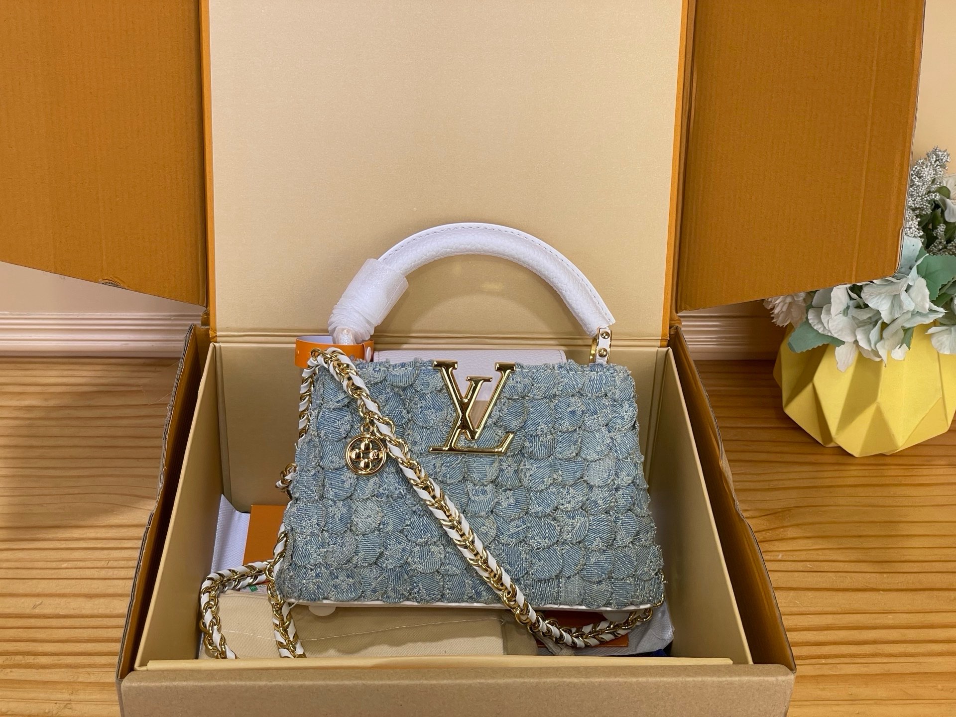 NO:894145,Top original order [CAUCINES mini handbag] M28305 This Denim Rendez-Vous series Caucines mini handbag has a unique personality. The splicing design interprets a unique and elegant style, and the handle and flap are decorated with contrasting Taurillon sj leather trim. The LV letter logo and the woven chain embellished with pendants complement each other. There is ample space to accommodate daily needs, and a compact wallet can also be placed. Size 21 x 13.6 x  8 cm 100121250 (length x height x width),,louis vuitton19860909顶级原单【CAUCINES 迷你手袋】M28305 本款 Denim Rendez-Vous 系列 Caucines 迷你手袋独具个性.拼接设计诠释别出心裁的优雅风尚,手柄与翻盖均搭配撞色 Taurillon sj皮革饰边.LV 字母标识与挂饰点缀的编织链条相映成趣.充裕空间可容纳日常所需,亦可安放紧凑款钱夹. 尺寸21 x 13.6 x 8 厘米 100121250 (长度 x 高 x宽）,,louis vuitton,Bag