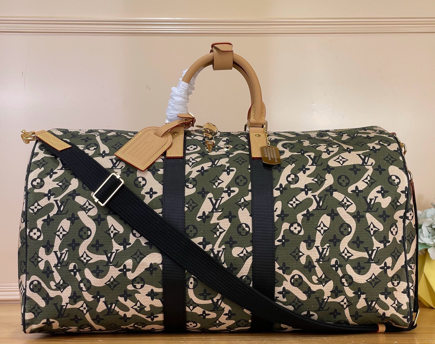 NO:894160,Top original order [KEEALL 55 travel bag (with shoulder strap)] M95774 canvas/camouflage. The brand's classic bag style Keeall, set against the Damier Azur cx canvas, is full of southern French style and has a spacious capacity. It is equipped with a detachable shoulder strap, which is both comfortable and practical. Dimensions 55 x 31 x 26 cm 7519075,19860909顶级原单【KEEALL 55 旅行袋（配肩带）】M95774 帆布/迷彩 品牌经典袋款Keeall,在Damier Azur cx帆布的衬托下,充满法国南部风情,且容量宽敞,配以可拆式肩带,既舒适又实用. 尺寸55 x 31 x 26 厘米 7519075,,Bag