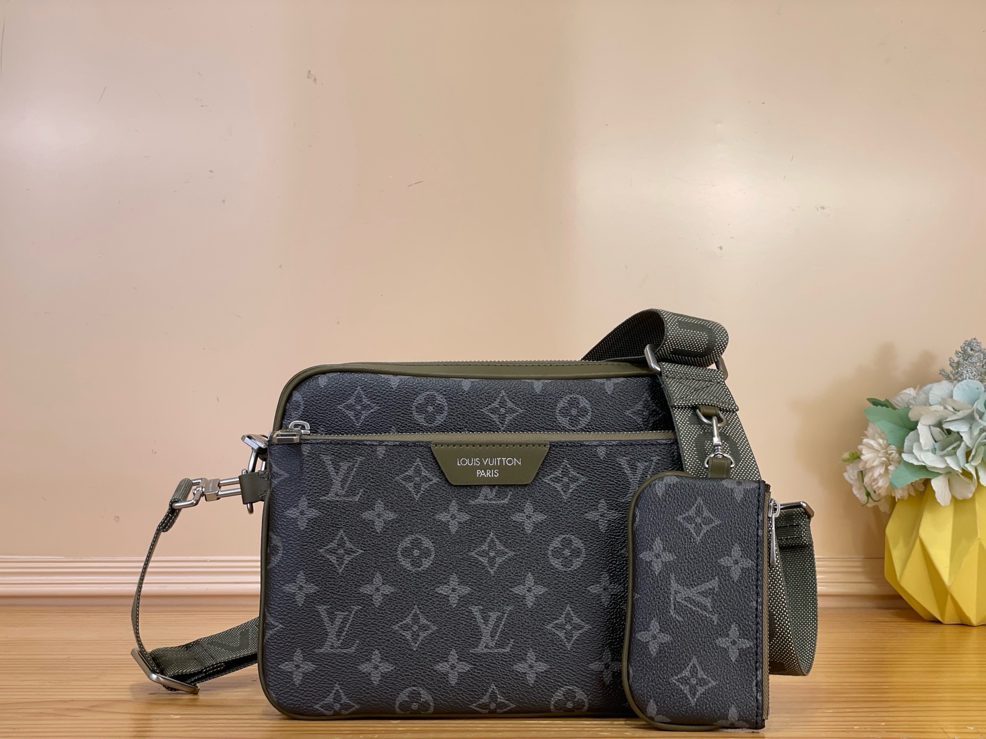 NO:894420,Top original order [TRIO Messenger Bag] M28628 Black Flower/Green This Trio messenger bag combines Monogram Eclise xh canvas and leather trim, inspired by the Japanese street trend of the 1970s. The zipper pocket and coin pocket are detachable, with a spacious main pocket and Louis Vuitton logo textured shoulder strap, providing a fashionable choice for sports styling. Dimensions 25 x 18.5 x 7 cm. 5216065 (Length x Height x  wide),,louis vuitton19860909顶级原单【TRIO 邮差包】M28628 黑花/绿色 本款 Trio 邮差包结合 Monogram Eclise xh 帆布和皮革饰边,灵感源自 年代日本街头潮流.拉链袋和零钱袋均可拆卸,搭配宽敞主袋和路易威登标识织纹肩带,为运动造型提供时尚之选. 尺寸25 x 18.5 x 7 厘米.5216065 (长度 x 高 x 宽),,louis vuitton,Bag