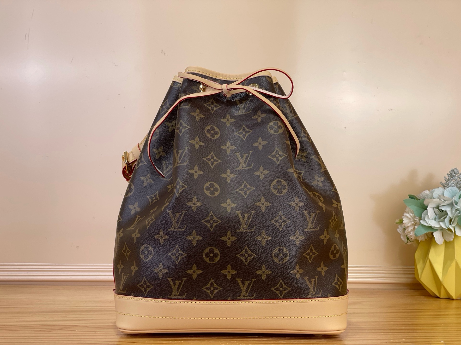 NO:894177,Upgraded version [NOE large bucket handbag] M42222 46976 Presbyopia In 1932, Gaston-Louis Vuitton lt responded to the request of champagne merchants and designed a trendy wine bag that can carry five bottles of champagne. This Noé  The bucket bag continues its iconic silhouette, ample space and drawstring closure, injecting classic meaning into contemporary life. Monogram canvas creates a close-fitting configuration, and the adjustable leather shoulder strap allows for a comfortable shoulder carrying experience. Size 27.5x36 x 20 cm 6417975,, louis vuitton19860909升级版【NOE 大号水桶手袋】M42222 46976 老花 1932年,Gaston-Louis Vuitton lt应香槟酒商的要求,设计了一款可承运五瓶香槟酒的潮流酒袋.此款 Noé 水桶包延续其标志性轮廓、充裕空间和抽绳封口,为当代生活注入经典意蕴.Monogram帆布塑造贴身构型,可调节皮革肩带实现舒适肩背体验. 尺寸27.5x36 x 20厘米 6417975,,louis vuitton,Bag