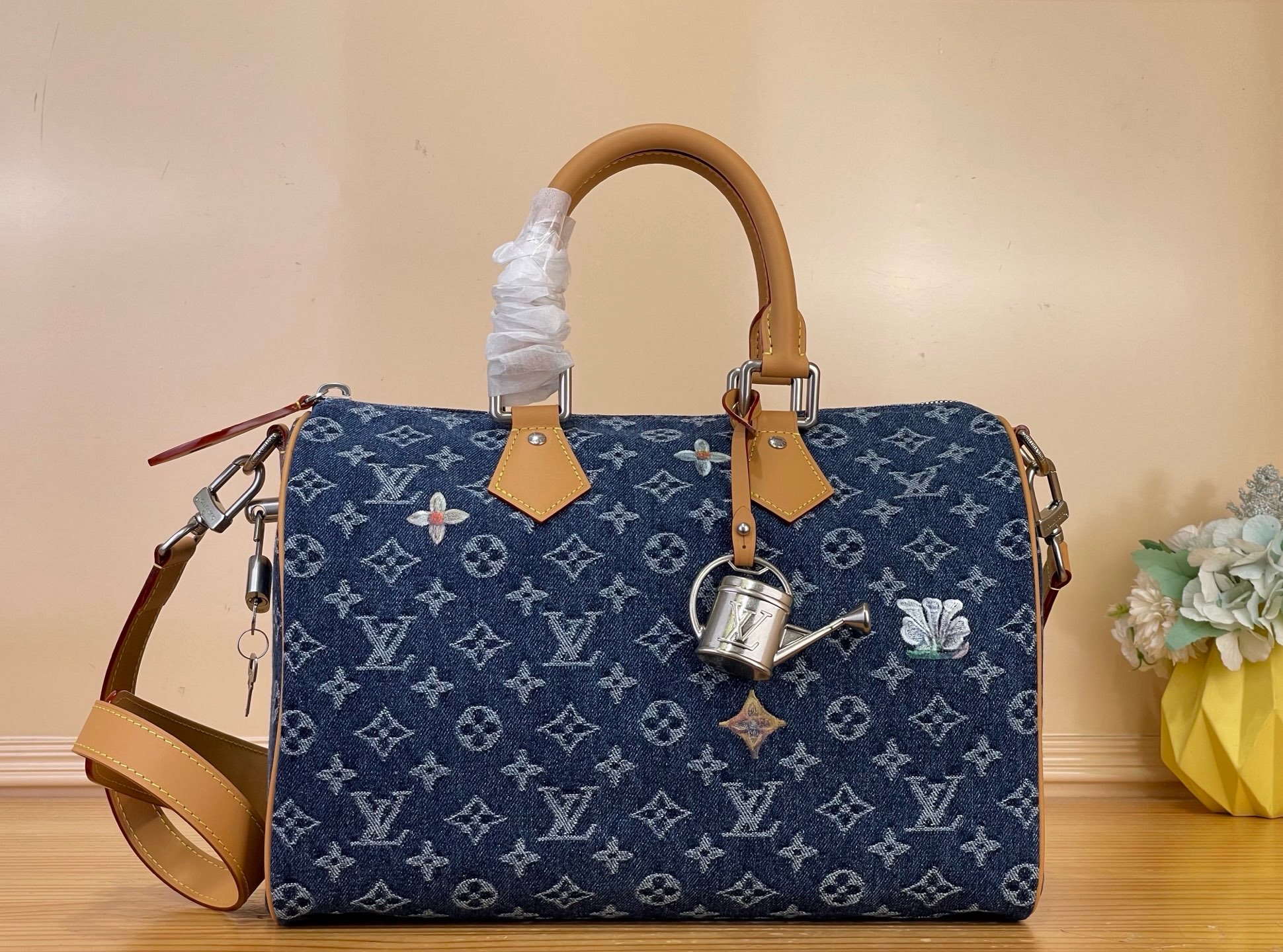 NO:894216,Top original order [SEEDY 30 BANDOULIRE handbag] M27556 blue/denim (flower-embroidery) This Seedy 30 Bandoulière handbag is made of Monogram floral denim, decorated with floral embroidery and watering can shape decoration for Monogram hl pattern, with cow leather trim and top handle, releasing summer style with eye-catching style. Fabric lining and patch pockets complete the interior space. Size 34 x 22 x 19  cm 7018085 (length x height x width),,cowhide19860909顶级原单【SEEDY 30 BANDOULIRE 手袋】M27556 蓝色/牛仔（花卉-刺绣） 本款 Seedy 30 Bandoulière 手袋采用 Monogram 花卉丹宁布,为 Monogram hl 图案点缀花卉刺绣和浇水壶造型装饰,搭配牛皮革饰边和顶部手柄,以瞩目格调释放夏日风情.织物内衬和贴袋完善内部空间. 尺寸34 x 22 x 19 厘米 7018085 (长度 x 高 x 宽),,cowhide,Bag