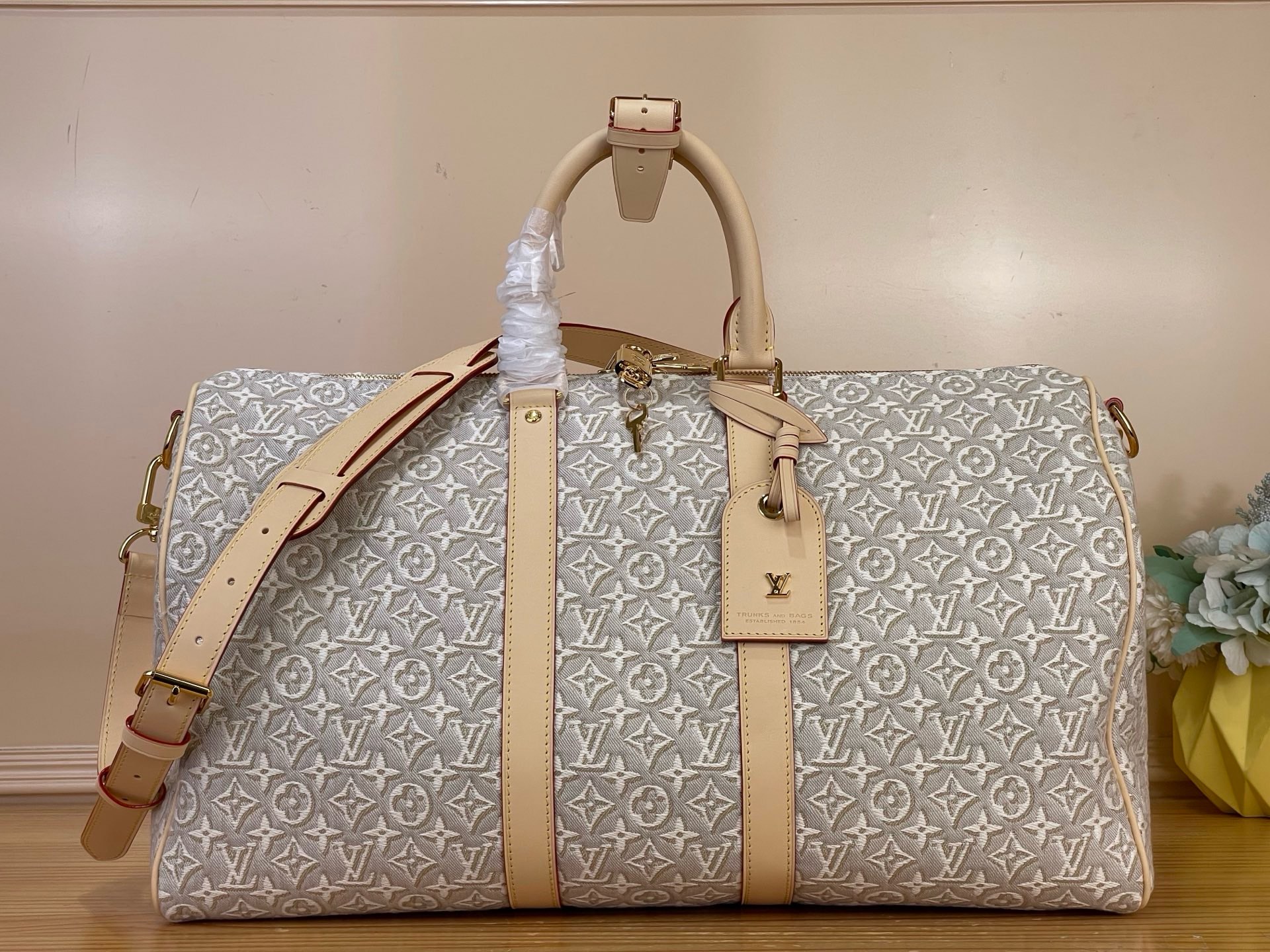 NO:894369,Top original order [KEEALL BANDOULIRE 45 travel bag] M29670 white/jacquard This Keeall Bandoulière 45 travel bag is made of Monogram Emblème sj canvas, which is a linen cotton renewal of the brand's first canvas launched in 1896. It can be washed to show an elegant embroidered texture. The top handle and detachable shoulder strap are convenient for carrying on the machine. Size 45 x 27  x 20 cm 7618085 (length x height x width),19860909顶级原单【KEEALL BANDOULIRE 45 旅行袋】M29670 白色/提花 本款 Keeall Bandoulière 45 旅行袋取材 Monogram Emblème sj帆布,以亚麻棉布焕新品牌于 1896 年推出的首款帆布,可在水洗后呈现雅致刺绣质感纹理.顶部手柄和可拆卸肩带方便随身携带上机. 尺寸45 x 27 x 20 厘米 7618085 (长度 x 高 x 宽),,Bag