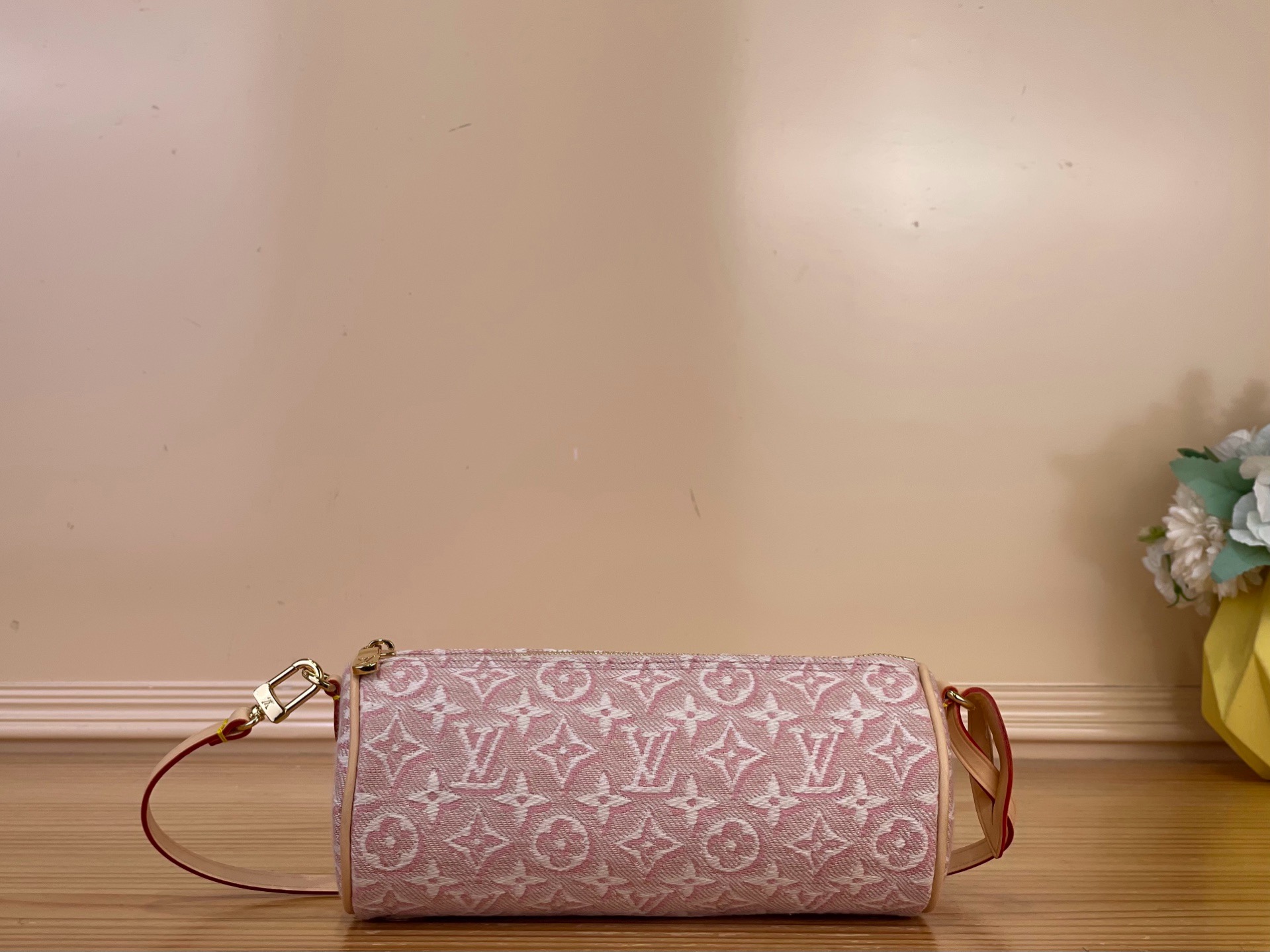 NO:894442,Top original order [OCHETTE AILLON handbag] M29881 pink/jacquard This ochette aillon handbag is combined with cotton blend and presents the Monogram Emblème xh logo with an embroidery-like jacquard texture, inspired by the brand's first canvas created in 1896. The Louis Vuitton archive hard box ribbon is designed with tones and is paired with a detachable shoulder strap, making it a good travel choice for storing small items and mobile phones. Size 20 x 8.5 x 8.5 cm.3114036 (length x height x width),,louis vuitton19860909顶级原单【OCHETTE AILLON 手袋】M29881 粉色/提花 本款 ochette aillon 手袋结合棉布混纺,以刺绣般的提花质感呈现 Monogram Emblème xh标识,灵感源自品牌 1896 年创作的首款帆布.路易威登典藏硬箱丝带色调点亮设计,搭配可拆卸肩带,打造可收纳小型物品和手机的出行佳选. 尺寸20 x 8.5 x 8.5 厘米.3114036 (长度 x 高 x 寬),,louis vuitton,Bag