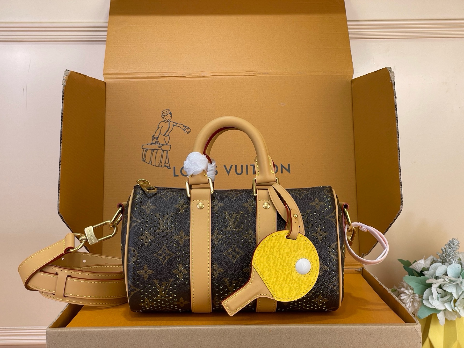 NO:894232,Duty-free all-steel [KEEALL BANDOULIRE 25 Handbag] M29296 Presbyopia/Yellow (Hollow) This Keeall Bandoulière 25 handbag is made of perforated Monogram Grid gx canvas, with delicate perforations to renew the classic Monogram pattern, which depicts Damier check and reflects the colorful leather lining. The table tennis racket decoration highlights the elegant structure, suitable for hand or cross-body wear.  Dimensions 25 x 15 x 11 cm 8719095 (length x height x width),19860909免税全钢【KEEALL BANDOULIRE 25 手袋】M29296 老花/黄色（镂空） 本款 Keeall Bandoulière 25 手袋取材穿孔 Monogram Grid gx帆布,以细腻穿孔焕新经典 Monogram 图案,其间描绘 Damier 格纹并映现缤纷皮革内衬.乒乓球拍装饰点亮考究构型,手提或斜挎皆宜. 尺寸25 x 15 x 11 厘米 8719095 (长度 x 高 x 宽),,Bag