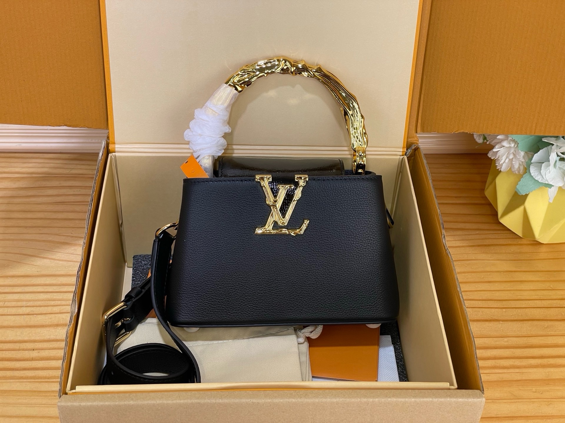 NO:894263,Top original order [CAUCINES mini handbag] m13737 black/irregular handle. This Caucines mini handbag is from the Excetionals series and is made of Taurillon sj cow leather. It is a good choice for collection. Rhinestones infuse the LV letters with a jewelry texture, and the dazzling flower-shaped handle refers to the classic Flower Crown necklace design. You can switch to multiple carrying methods at will, and the flap can be folded in or out. Dimensions 13.6 x 8 x 21 cm  115121250 (height x width x length),,louis vuitton,necklace,cowhide19860909顶级原单【CAUCINES 迷你手袋】 m13737 黑色/不规则手柄 本款 Caucines 迷你手袋出自 Excetionals 系列,以 Taurillon sj牛皮革演绎收藏佳选.莱茵石为 LV 字母注入珠宝质感,耀目花卉形状手柄援引经典 Flower Crown 项链设计.可随心切换多种背携方式,翻盖内收或外置皆宜. 尺寸13.6 x 8 x 21 厘米 115121250 (高 x 宽 x 长度),,louis vuitton,necklace,cowhide,Bag