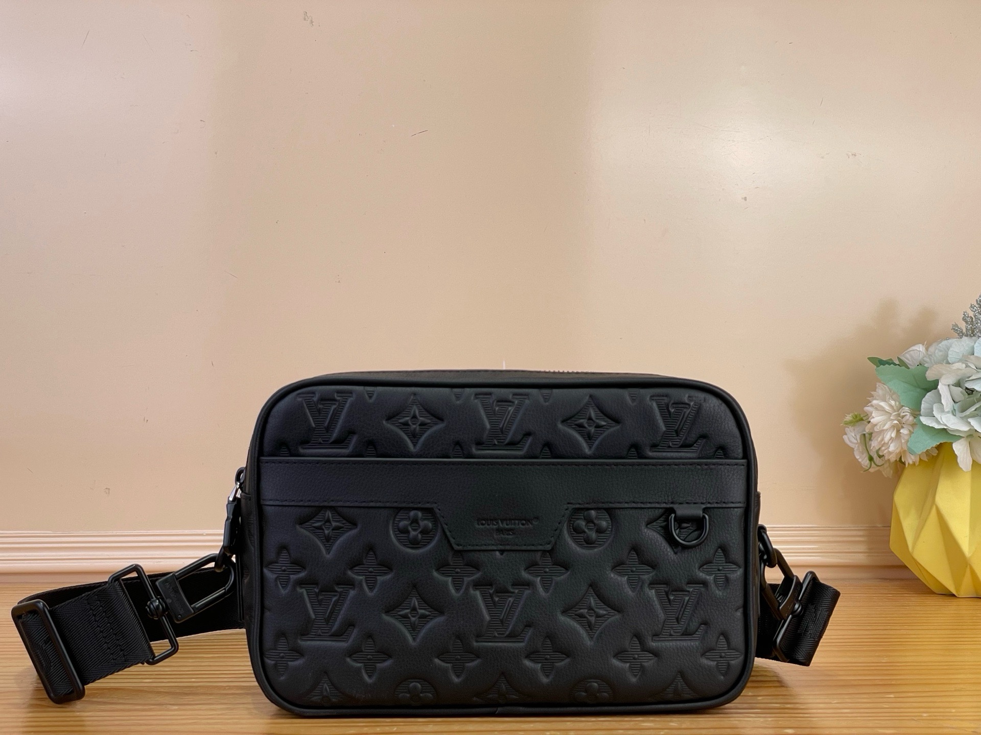 NO:894199,Top Original [Alha Messenger Bag] M28785 Black This Alha messenger bag combines hxMonogram Shadow cow leather, cow leather trim and metal hardware. It has a zipper compartment and a front zipper patch pocket. Simple modern construction, detachable shoulder strap for comfortable shoulder and cross-body experience. Dimensions 26 x 17 x 5 cm 5516065 (length x height x width),,loro piana,cowhide19860909顶级原单【Alha 邮差包】M28785 黑色 本款 Alha 邮差包结合 hxMonogram Shadow 牛皮革、牛皮革饰边和金属件,设有拉链隔层和正面拉链贴袋.简约现代构型,可拆卸肩带实现舒适肩背和斜挎体验. 尺寸26 x 17 x 5 厘米 5516065 (长度 x 高 x 宽),,loro piana,cowhide,Bag