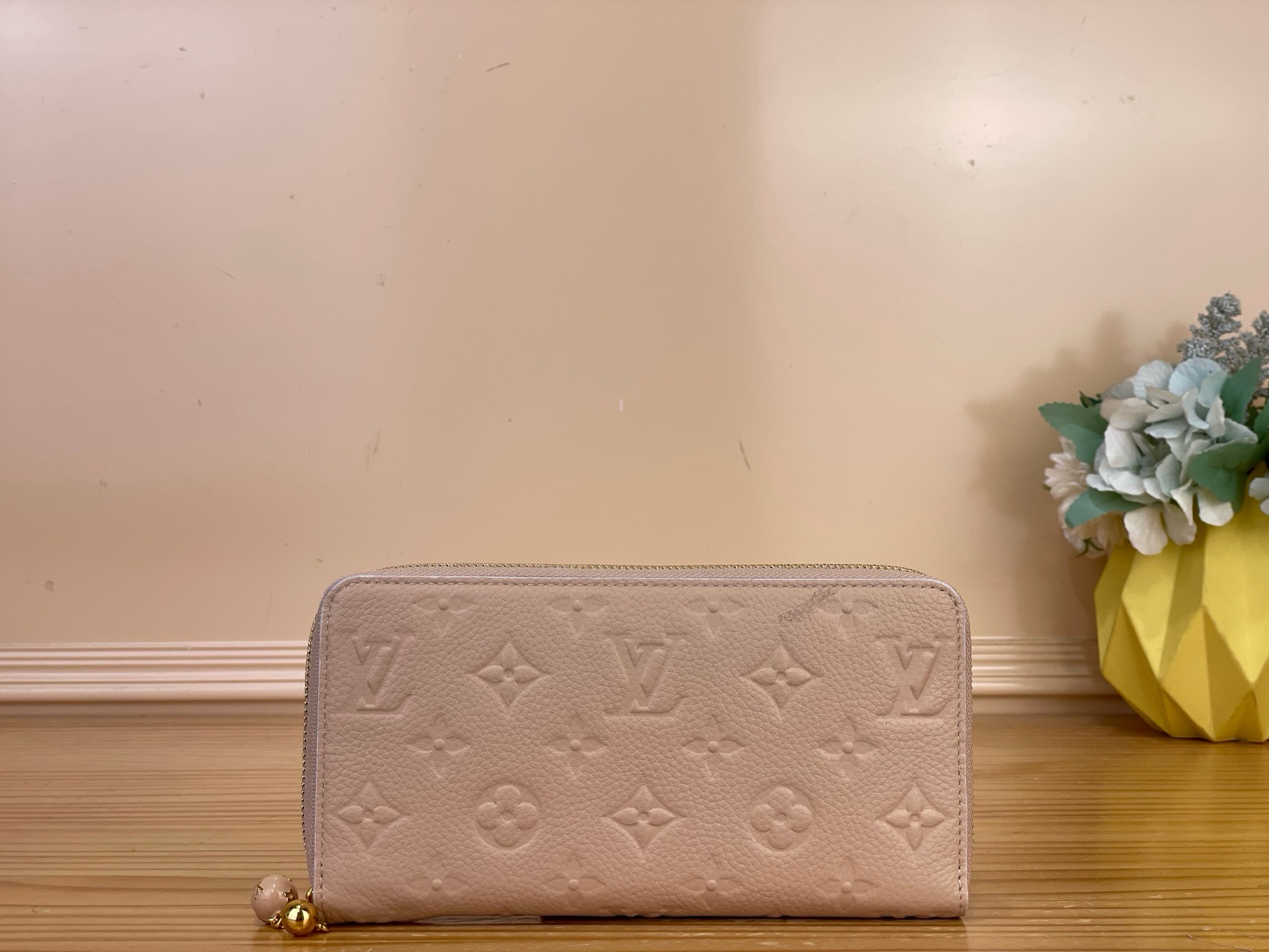 NO:894208,Top original item [Ziy Zipper Wallet] m28969 Chicken Yellow/Flower Apricot Pink From the Monogram·Fuiyuage print that decorates the interior, to the exquisite enamel-finished zipper pull engraved with Monogram·Flower ms, feminine details shine everywhere, only in this season's 'ZiyWolett'. In the Maison symbol Monogram finished in banana color  Amlant leather, with a unique contrasting paint border. Equipped with multiple storage spaces and 12 card slots to safely organize valuables. Dimensions 19.5 x 10.5 x 2.5 cm 3314045 (width x height x sides),19860909顶级原单【Ziy 拉链钱夹】m28969 小鸡黄/花卉 杏粉色 从装饰内部装修的Monogram·Fuiyuage的印花,到刻有Monogram·Flower ms的精致珐琅饰面的拉链拉手,女性化的细节到处闪耀,只有这个季节才有的“ZiyWo莱特”.在以香蕉色完成的Maison象征的Monogram Amlant皮革上,加上了独特对比鲜明的油漆边框.配备了可以安全整理贵重物品的多个储物空间和12个卡槽. 尺寸19.5 x 10.5 x 2.5厘米 3314045（宽x高x边）,,Bag