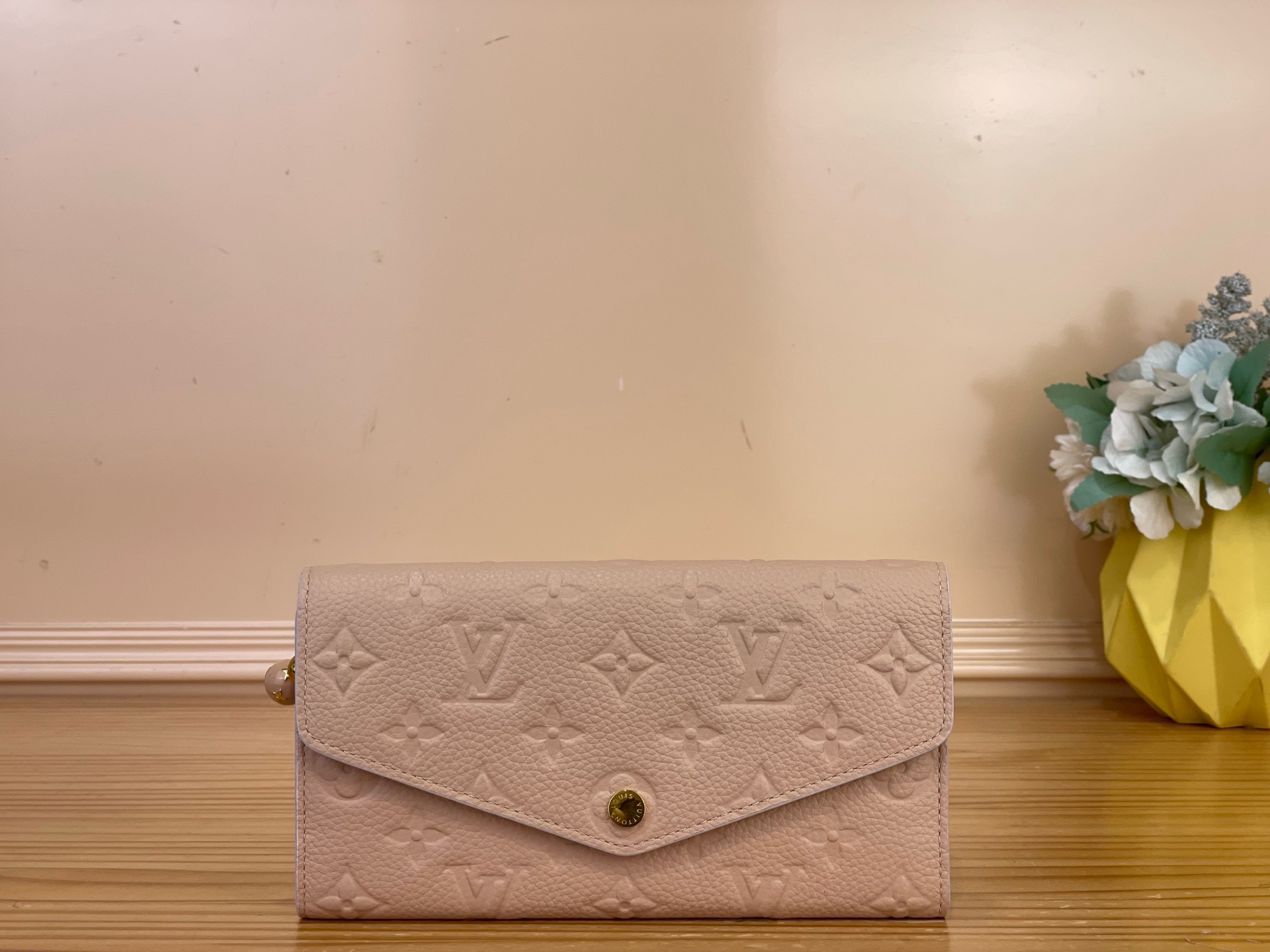NO:894218,The top original item [Sarah Wallet] m29465 light purple/floral apricot 'ortefoille Sara' comes in a chic sweet lavender color suitable for the coming season. It is finished with Monogram Amlant ms leather that symbolizes the Maison, and has an envelope-style design that is firmly fastened with buckles. The zipper pull with a charm adds to the gorgeousness. In addition to multiple pockets and compartments for banknotes and change, the interior is also equipped with 16 card slots.  Dimensions 19 x 10.5 x 2 cm 3314045 (width x height x sides),19860909顶级原单【Sarah 钱夹】m29465 浅紫色/花卉 杏色 以适合接下来季节的别致的甜薰衣草色登场的“ortefoille Sara”.用象征Maison的Monogram·Amlant ms皮革完成,用卡扣牢牢扣紧的信封风设计,带有吊饰的拉链拉手增添了华丽.内部除了纸币和零钱用的多个口袋和隔间外,还配备了16个卡槽. 尺寸19 x 10.5 x 2厘米 3314045（宽x高x边）,,Bag