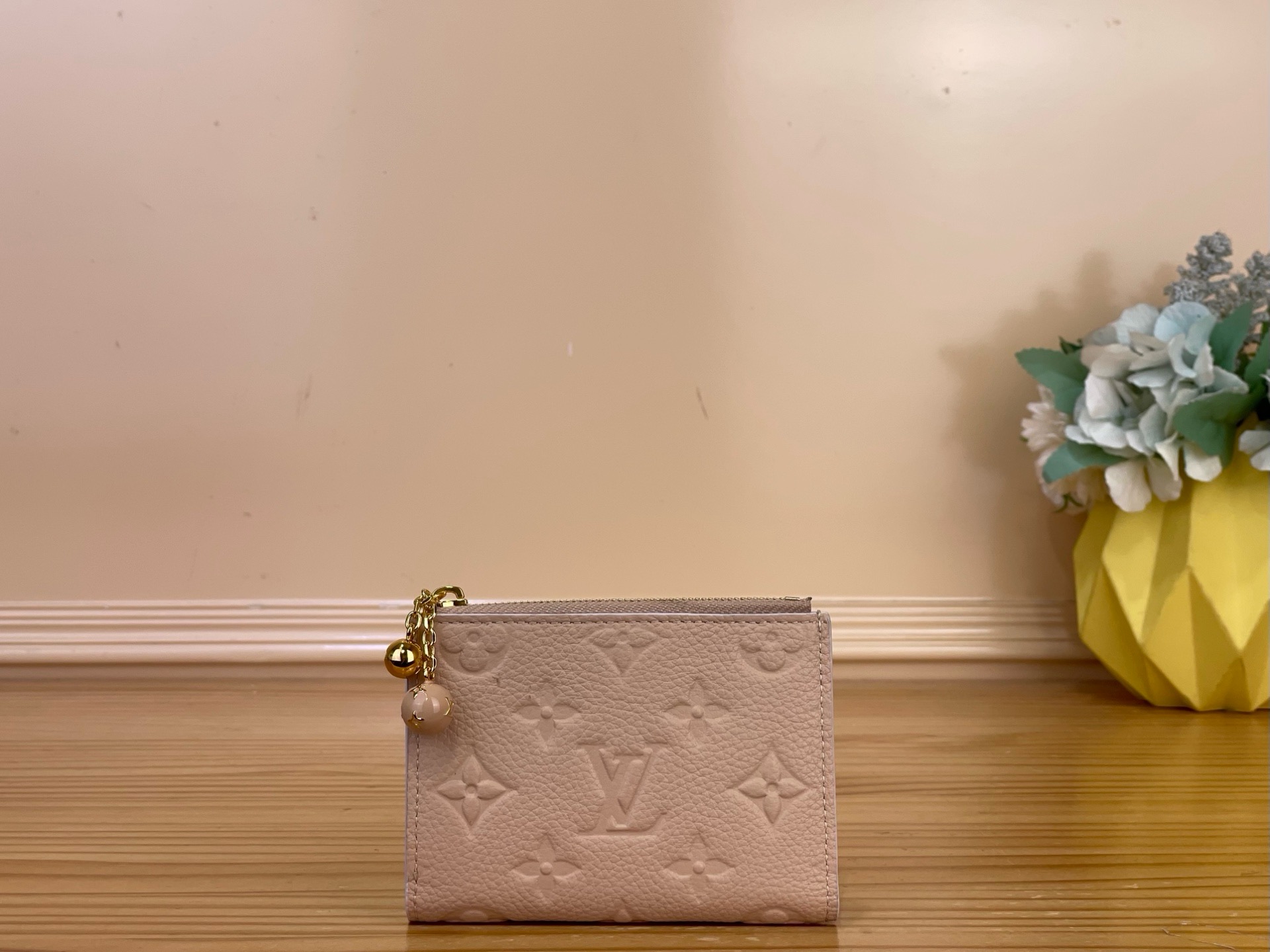 NO:894233,Top original order [Lisa wallet] m28980 apricot/flower m28981 red m29251 light purple m29350 chick yellow exquisite Monogram·Fuyuage  The embellished printed lining adds a feminine impression and the attention to detail shines in the 'ortfoille Lisa'. ms in signature Monogram Amplant leather, with trim in a contrasting paint finish, and metal hardware with Monogram flower and LV logo adding color to the zipper pull. In addition to the multiple pockets for banknotes and change, there are 4 card slots for elegant items. Dimensions 9 x 11.5 x  1.5cm.2313036 (width x height x sides),,louis vuitton,tom ford19860909顶级原单【Lisa 钱夹】m28980 杏色/花卉 m28981 红色 m29251 浅紫色 m29350 小鸡黄 精致的Monogram·Fuyuage 装饰有印花的衬里增添了女性化的印象,对细节的讲究闪耀着“ortfoilleLisa”.ms在标志性的Monogram·安普朗特皮革上,搭配了对比鲜明的油漆饰面的镶边,以及带有Monogram·花和LV标志的金属件增添色彩的拉链拉手.除了可以收纳纸币和零钱的多个口袋外,还有4个卡槽的优雅物品. 尺寸9 x 11.5 x 1.5厘米.2313036（宽x高x边）,,louis vuitton,tom ford,Bag