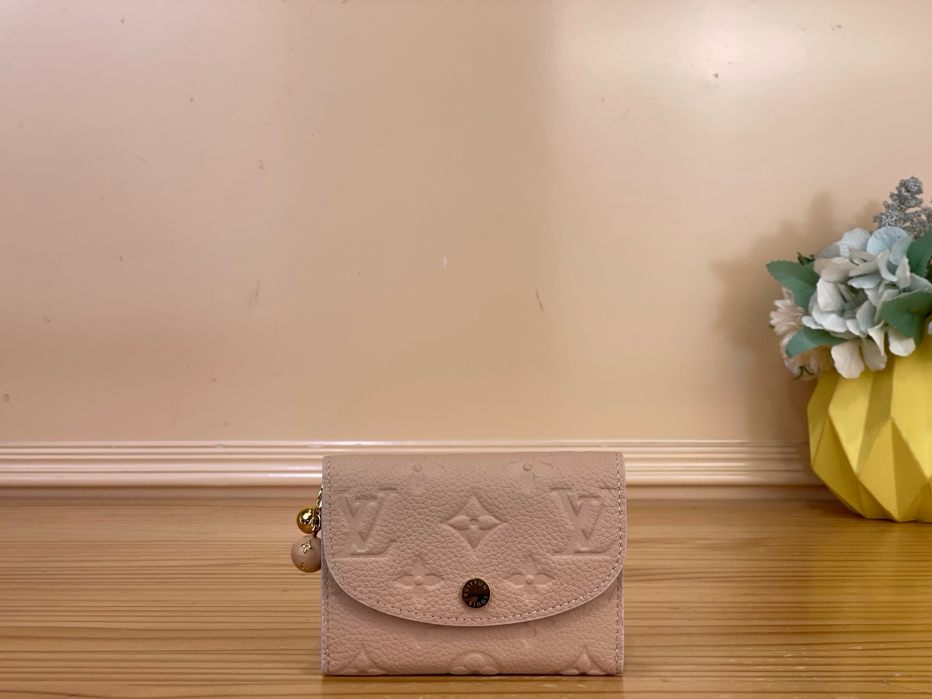 NO:894242,Top original order [ROSALIE Coin Purse] M28987 Apricot/Flower m28986 Chick Yellow m28989 Red Praising elegance and femininity, this season’s coin purse “Portomone Rozari”. Monogram Amlant in exquisite tones is decorated with contrasting paint  ms leather. 2 delicate sphere charms are decorated with swinging decorative zipper pulls. Once the flap is opened, the Monogram Fuiyuage print appears. Compact design with multiple pockets and card slots to securely store valuables. Dimensions 11 x 8 x 2.5 cm. 2213035 (W x H x Sides),, wallets19860909顶级原单【ROSALIE 零钱包】 M28987 杏色/花卉 m28986 小鸡黄 m28989 红色 赞美优雅和女性气质,本季的零钱包“波托莫内·罗扎里”.用对比鲜明的油漆装饰了精致色调的Monogram Amlant ms皮革.2个精致的球体吊饰被摆动的装饰性拉链拉手装饰,打开翻盖后,就会出现MonogramFuiyuage印花.配有多个口袋和卡槽的紧凑设计,可以牢牢地收纳贵重物品. 尺寸11 x 8 x 2.5厘米.2213035（宽x高x边）,,wallets,Bag