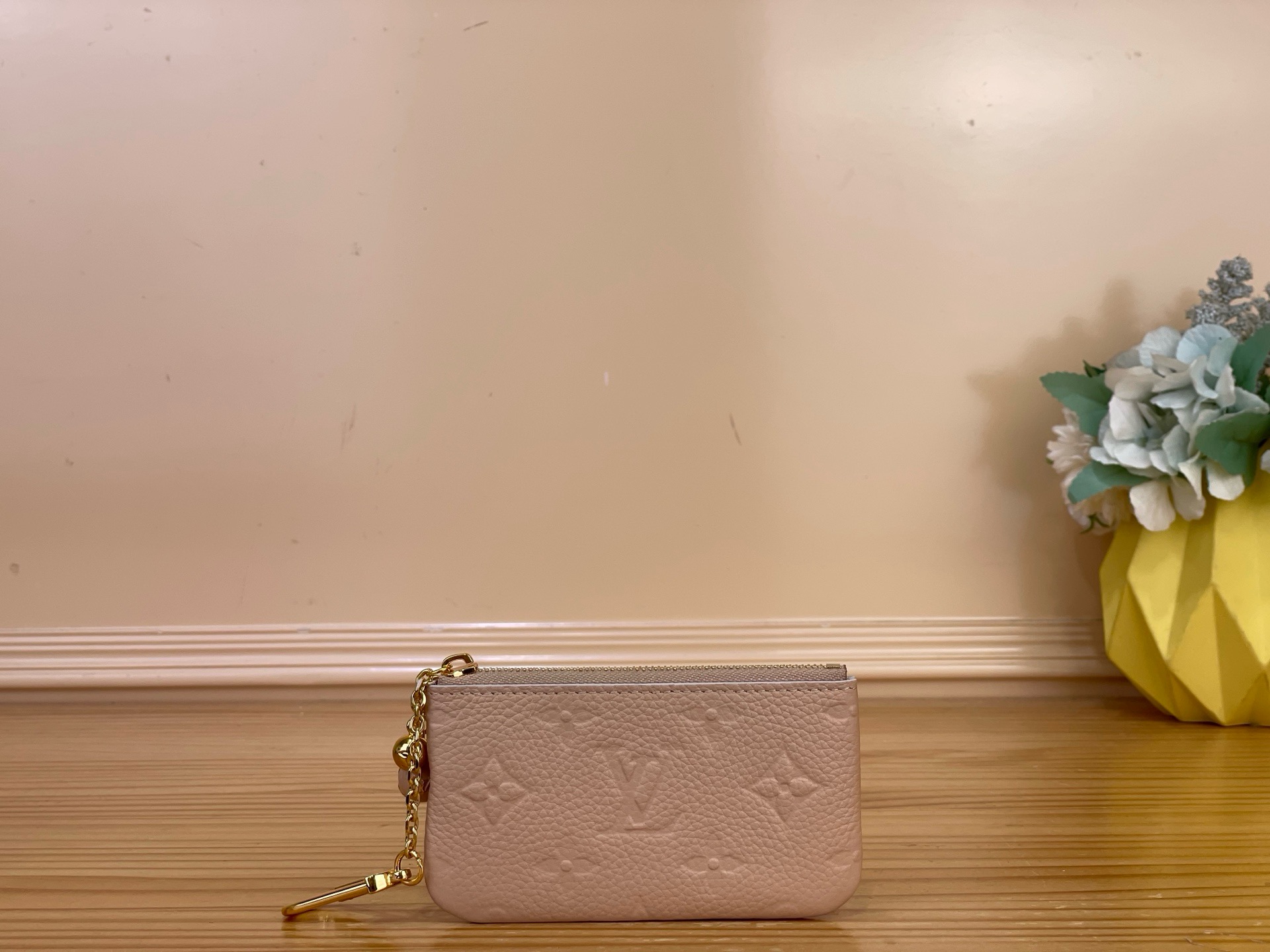 NO:894249,Top original order [coin purse] m28992 light purple/flower m28993 apricot Card & key box 'Pocket Key' reinterpreted with unique and unique colors of this season. Decorated with delicate Monogram·Fyuage on the interior  It is a piece that is embellished with feminine details, starting with the ms print. Monogram Amprant leather is trimmed with contrasting paint, and 2 sphere charms with Monogram Flower and LV logos add color to the zipper pull. Small and practical size, you can neatly store essential cards and change. Size 12 x 7 x 1.5 cm. 2112026 (width x height x sides),, louis  vuitton,wallets19860909顶级原单【零钱包】m28992 浅紫色/花卉 m28993 杏色 以本季特有的别致色彩重新诠释的卡片&钥匙盒“口袋钥匙”.以装饰在内部装修的细腻的Monogram·Fyuage ms印花为首,点缀着女性化的细节的单品.用对比鲜明的油漆将Monogram·安普朗特皮革镶边,配上带有Monogram·Flower和LV标志的2个球体吊饰增添色彩的拉链拉手.小巧而实用的尺寸,可以整齐地收纳必需品的卡片和零钱. 尺寸12 x 7 x 1.5厘米.2112026（宽x高x边）,,louis vuitton,wallets,Bag