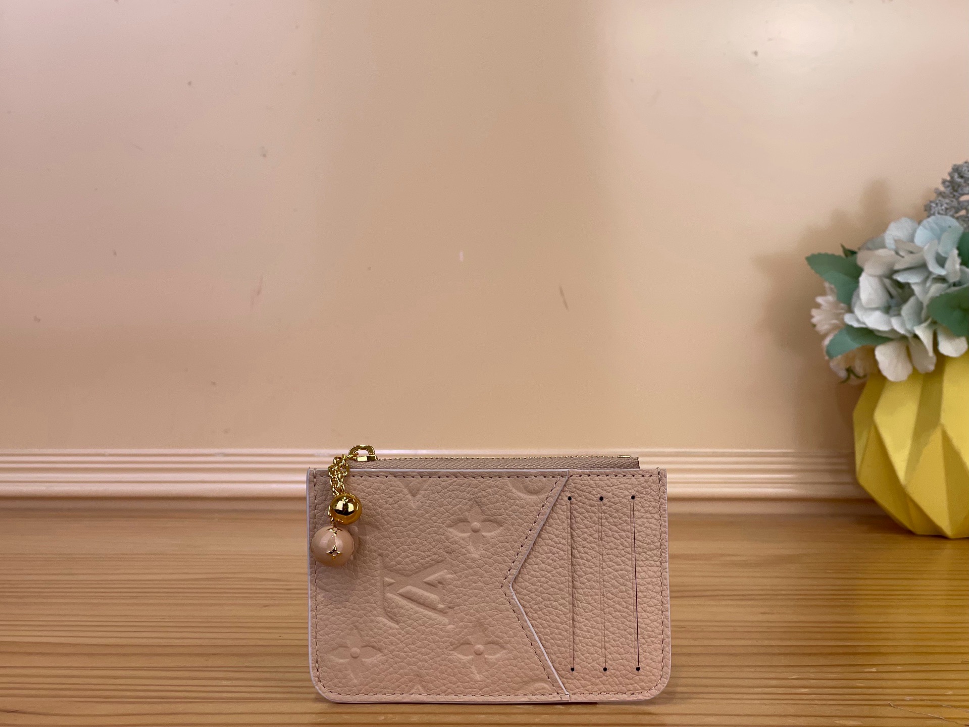 NO:894256,Top original order [ROMY card holder] m28984 red/flower m28985 chick yellow apricot. The exquisite details are very attractive. The card holder 'Porto Cato Romy' is reinterpreted with this season's unique feminine touch. Monogram Amlant ms with strong contrasting paint edges  The leather interior is painted with a delicate Monogram·Fuyuage print and is accented by a decorative zipper pull with 2 sphere charms. Small and practical design, equipped with 3 card slots and zippered pocket. Dimensions 12 x 8 x 0.8 cm 2112026 (width x height x sides),19860909顶级原单【ROMY 卡夹】 m28984 红色/花卉 m28985 小鸡黄 杏色 精致的细节很有魅力,以本季特有的女性化触感重新诠释的卡包“波尔图·卡托·罗米”.用对比效果强的油漆镶边的Monogram·Amlant ms 皮革的内饰上涂有细腻的Monogram·Fuyuage印花,配上2个球体吊饰的装饰性拉链拉手作为重点苏.小巧而实用的设计,配有3个卡槽和带拉链的口袋. 尺寸12 x 8 x 0.8厘米 2112026（宽x高x边）,,Bag