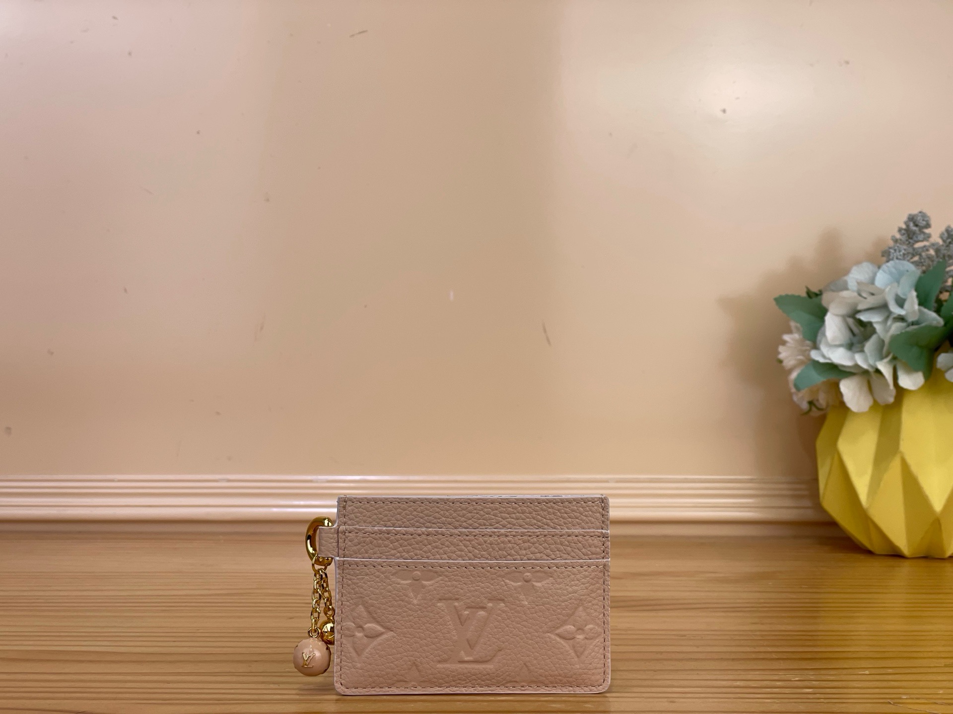 NO:894264,Top original item [card holder] m28995 apricot/flower m28994 chick yellow m29250 light purple Card holder 'Porto Kurt LV Charm' that adds a feminine accent to fashion items. Monogram Amlant in this season's unique color  ms leather, 2 sphere charms with Monogram Flower and LV logos add charm to the zipper pull. Functional design with 2 card slots on each side, and the central compartment is decorated with a delicate Monogram Fuiyuage print. Dimensions 10.2 x 7.3 x 0.3 cm 2112026 (width x height x sides),, louis vuitton19860909顶级原单【卡夹】m28995 杏色/花卉 m28994 小鸡黄 m29250 浅紫色 为时尚单品增添女性化口音的卡包“波尔图 库尔特·LV 魅力”.本季特有的颜色的Monogram·Amlant ms皮革,带有Monogram·Flower和LV标志的2个球体吊饰增添了魅力的拉链拉手.两侧各有2个卡槽的功能性设计,中央隔间装饰着精致的Monogram·Fuiyuage印花. 尺寸10.2 x 7.3 x 0.3厘米 2112026（宽x高x边）,,louis vuitton,Bag