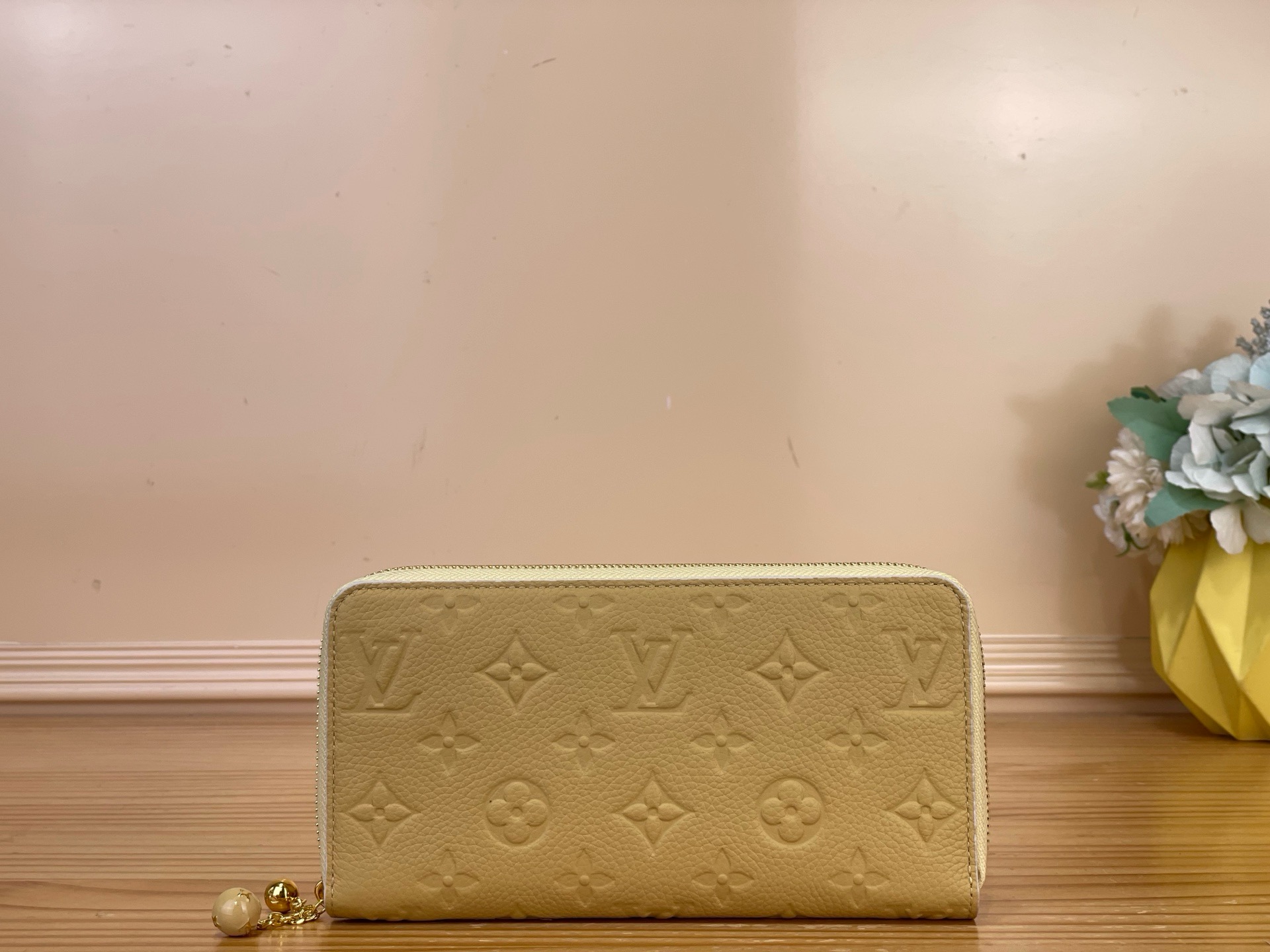 NO:894266,Top original item [Ziy Zipper Wallet] m28969 Chicken Yellow/Flower Apricot Pink From the Monogram·Fuiyuage print that decorates the interior, to the exquisite enamel-finished zipper pull engraved with Monogram·Flower ms, feminine details shine everywhere, only in this season's 'ZiyWolett'. In the Maison symbol Monogram finished in banana color  Amlant leather, with a unique contrasting paint border. Equipped with multiple storage spaces and 12 card slots to safely organize valuables. Dimensions 19.5 x 10.5 x 2.5 cm 3314045 (width x height x sides),19860909顶级原单【Ziy 拉链钱夹】m28969 小鸡黄/花卉 杏粉色 从装饰内部装修的Monogram·Fuiyuage的印花,到刻有Monogram·Flower ms的精致珐琅饰面的拉链拉手,女性化的细节到处闪耀,只有这个季节才有的“ZiyWo莱特”.在以香蕉色完成的Maison象征的Monogram Amlant皮革上,加上了独特对比鲜明的油漆边框.配备了可以安全整理贵重物品的多个储物空间和12个卡槽. 尺寸19.5 x 10.5 x 2.5厘米 3314045（宽x高x边）,,Bag