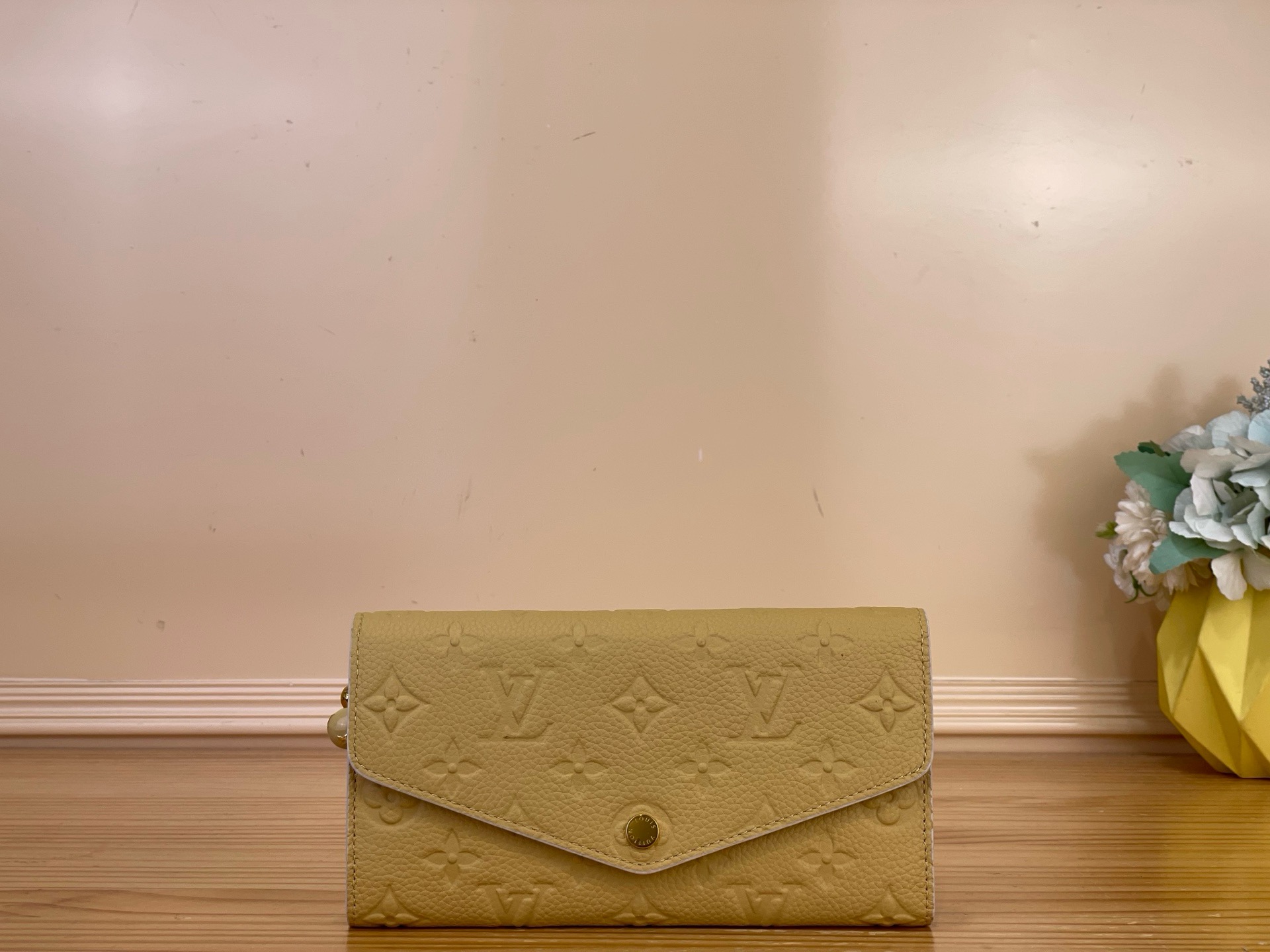 NO:894273,The top original item [Sarah Wallet] m29465 light purple/floral apricot 'ortefoille Sara' comes in a chic sweet lavender color suitable for the coming season. It is finished with Monogram Amlant ms leather that symbolizes the Maison, and has an envelope-style design that is firmly fastened with buckles. The zipper pull with a charm adds to the gorgeousness. In addition to multiple pockets and compartments for banknotes and change, the interior is also equipped with 16 card slots.  Dimensions 19 x 10.5 x 2 cm 3314045 (width x height x sides),19860909顶级原单【Sarah 钱夹】m29465 浅紫色/花卉 杏色 以适合接下来季节的别致的甜薰衣草色登场的“ortefoille Sara”.用象征Maison的Monogram·Amlant ms皮革完成,用卡扣牢牢扣紧的信封风设计,带有吊饰的拉链拉手增添了华丽.内部除了纸币和零钱用的多个口袋和隔间外,还配备了16个卡槽. 尺寸19 x 10.5 x 2厘米 3314045（宽x高x边）,,Bag