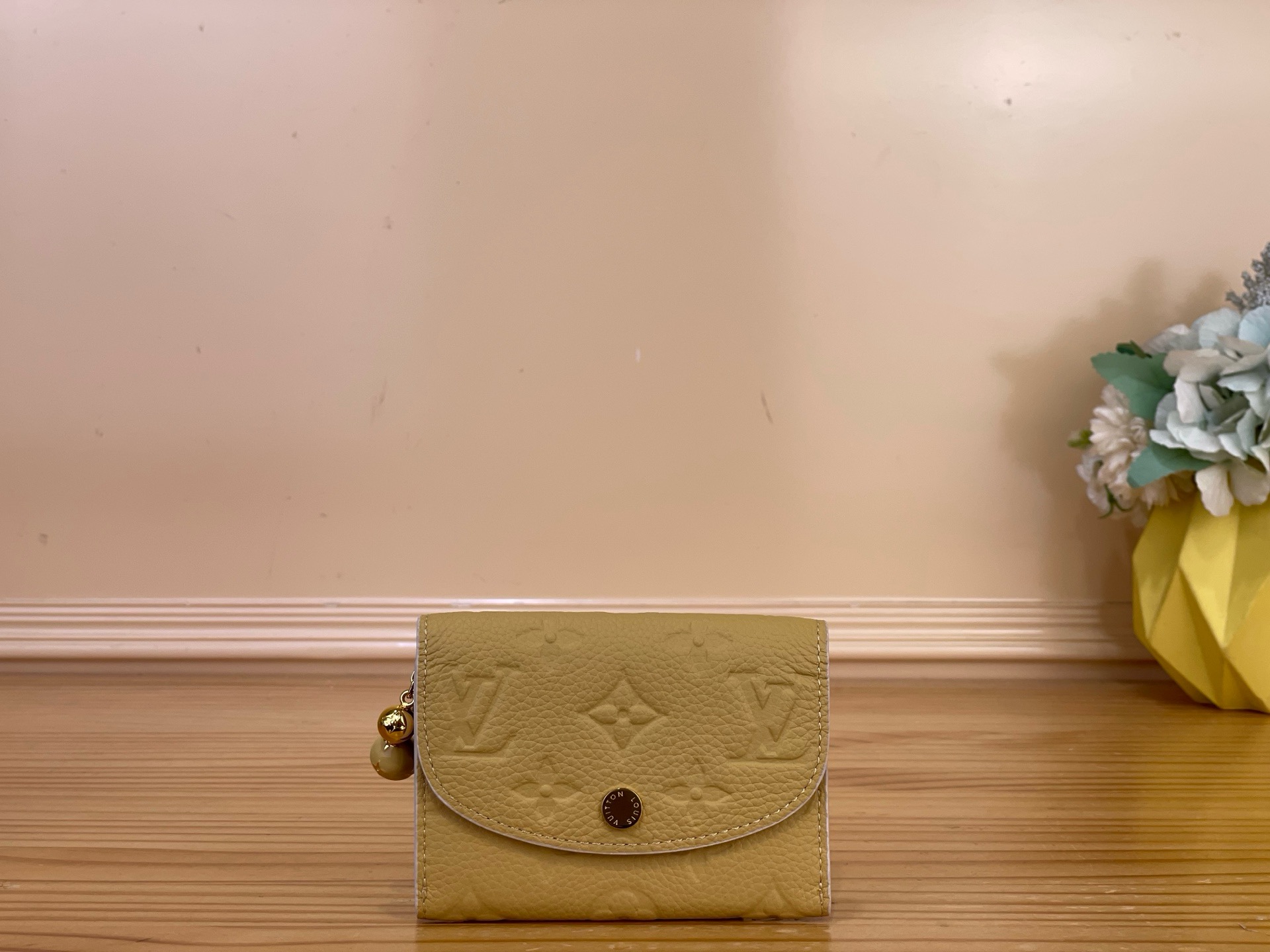 NO:894288,Top original order [ROSALIE Coin Purse] M28987 Apricot/Flower m28986 Chick Yellow m28989 Red Praising elegance and femininity, this season’s coin purse “Portomone Rozari”. Monogram Amlant in exquisite tones is decorated with contrasting paint  ms leather. 2 delicate sphere charms are decorated with swinging decorative zipper pulls. Once the flap is opened, the Monogram Fuiyuage print appears. Compact design with multiple pockets and card slots to securely store valuables. Dimensions 11 x 8 x 2.5 cm. 2213035 (W x H x Sides),, wallets19860909顶级原单【ROSALIE 零钱包】 M28987 杏色/花卉 m28986 小鸡黄 m28989 红色 赞美优雅和女性气质,本季的零钱包“波托莫内·罗扎里”.用对比鲜明的油漆装饰了精致色调的Monogram Amlant ms皮革.2个精致的球体吊饰被摆动的装饰性拉链拉手装饰,打开翻盖后,就会出现MonogramFuiyuage印花.配有多个口袋和卡槽的紧凑设计,可以牢牢地收纳贵重物品. 尺寸11 x 8 x 2.5厘米.2213035（宽x高x边）,,wallets,Bag