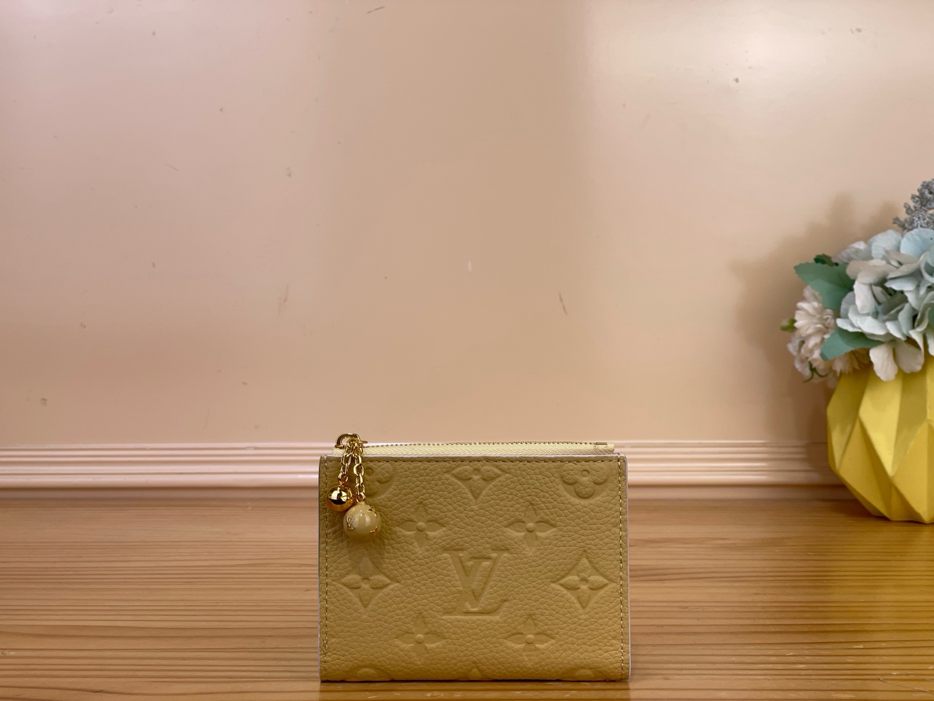 NO:894297,Top original order [Lisa wallet] m28980 apricot/flower m28981 red m29251 light purple m29350 chick yellow exquisite Monogram·Fuyuage  The embellished printed lining adds a feminine impression and the attention to detail shines in the 'ortfoille Lisa'. ms in signature Monogram Amplant leather, with trim in a contrasting paint finish, and metal hardware with Monogram flower and LV logo adding color to the zipper pull. In addition to the multiple pockets for banknotes and change, there are 4 card slots for elegant items. Dimensions 9 x 11.5 x  1.5cm.2313036 (width x height x sides),,louis vuitton,tom ford19860909顶级原单【Lisa 钱夹】m28980 杏色/花卉 m28981 红色 m29251 浅紫色 m29350 小鸡黄 精致的Monogram·Fuyuage 装饰有印花的衬里增添了女性化的印象,对细节的讲究闪耀着“ortfoilleLisa”.ms在标志性的Monogram·安普朗特皮革上,搭配了对比鲜明的油漆饰面的镶边,以及带有Monogram·花和LV标志的金属件增添色彩的拉链拉手.除了可以收纳纸币和零钱的多个口袋外,还有4个卡槽的优雅物品. 尺寸9 x 11.5 x 1.5厘米.2313036（宽x高x边）,,louis vuitton,tom ford,Bag