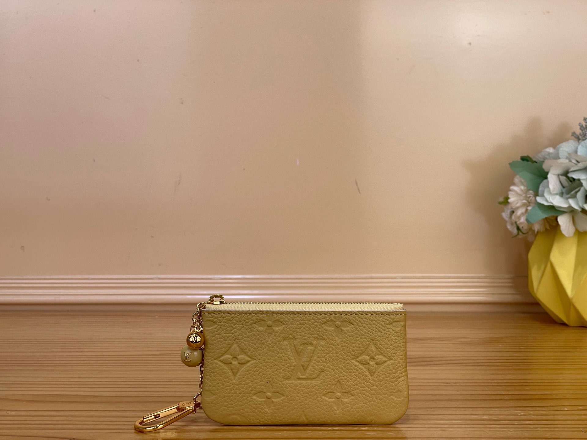 NO:894307,Top original order [coin purse] m28992 light purple/flower m28993 apricot Card & key box 'Pocket Key' reinterpreted with unique and unique colors of this season. Decorated with delicate Monogram·Fyuage on the interior  It is a piece that is embellished with feminine details, starting with the ms print. Monogram Amprant leather is trimmed with contrasting paint, and 2 sphere charms with Monogram Flower and LV logos add color to the zipper pull. Small and practical size, you can neatly store essential cards and change. Size 12 x 7 x 1.5 cm. 2112026 (width x height x sides),, louis  vuitton,wallets19860909顶级原单【零钱包】m28992 浅紫色/花卉 m28993 杏色 以本季特有的别致色彩重新诠释的卡片&钥匙盒“口袋钥匙”.以装饰在内部装修的细腻的Monogram·Fyuage ms印花为首,点缀着女性化的细节的单品.用对比鲜明的油漆将Monogram·安普朗特皮革镶边,配上带有Monogram·Flower和LV标志的2个球体吊饰增添色彩的拉链拉手.小巧而实用的尺寸,可以整齐地收纳必需品的卡片和零钱. 尺寸12 x 7 x 1.5厘米.2112026（宽x高x边）,,louis vuitton,wallets,Bag