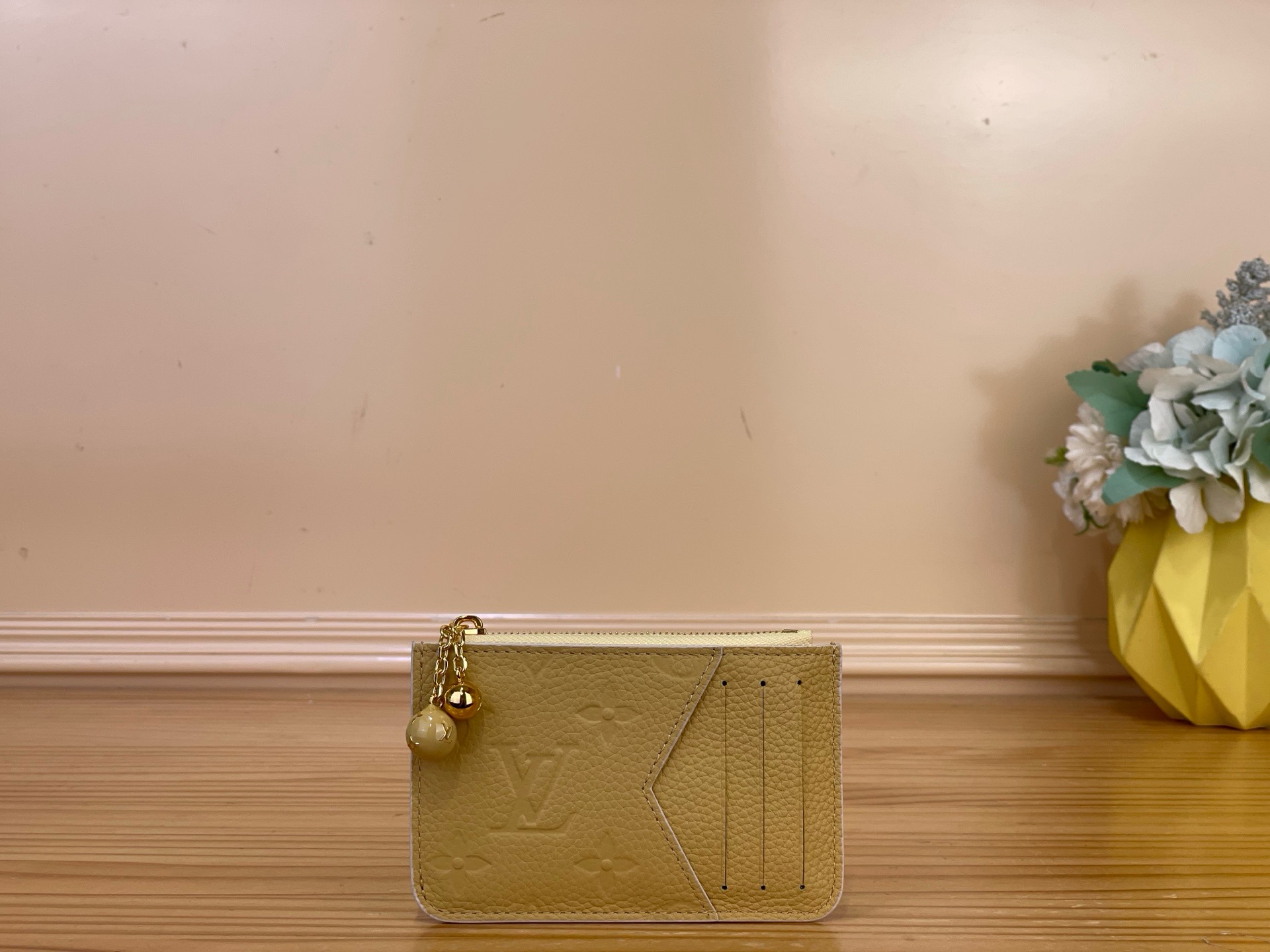 NO:894316,Top original order [ROMY card holder] m28984 red/flower m28985 chick yellow apricot. The exquisite details are very attractive. The card holder 'Porto Cato Romy' is reinterpreted with this season's unique feminine touch. Monogram Amlant ms with strong contrasting paint edges  The leather interior is painted with a delicate Monogram·Fuyuage print and is accented by a decorative zipper pull with 2 sphere charms. Small and practical design, equipped with 3 card slots and zippered pocket. Dimensions 12 x 8 x 0.8 cm 2112026 (width x height x sides),19860909顶级原单【ROMY 卡夹】 m28984 红色/花卉 m28985 小鸡黄 杏色 精致的细节很有魅力,以本季特有的女性化触感重新诠释的卡包“波尔图·卡托·罗米”.用对比效果强的油漆镶边的Monogram·Amlant ms 皮革的内饰上涂有细腻的Monogram·Fuyuage印花,配上2个球体吊饰的装饰性拉链拉手作为重点苏.小巧而实用的设计,配有3个卡槽和带拉链的口袋. 尺寸12 x 8 x 0.8厘米 2112026（宽x高x边）,,Bag
