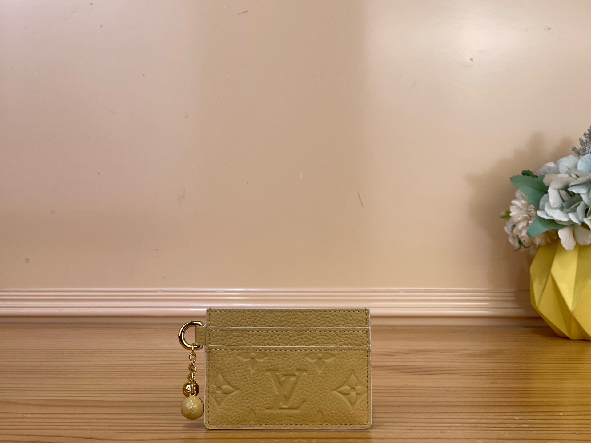 NO:894325,Top original item [card holder] m28995 apricot/flower m28994 chick yellow m29250 light purple Card holder 'Porto Kurt LV Charm' that adds a feminine accent to fashion items. Monogram Amlant in this season's unique color  ms leather, 2 sphere charms with Monogram Flower and LV logos add charm to the zipper pull. Functional design with 2 card slots on each side, and the central compartment is decorated with a delicate Monogram Fuiyuage print. Dimensions 10.2 x 7.3 x 0.3 cm 2112026 (width x height x sides),, louis vuitton19860909顶级原单【卡夹】m28995 杏色/花卉 m28994 小鸡黄 m29250 浅紫色 为时尚单品增添女性化口音的卡包“波尔图 库尔特·LV 魅力”.本季特有的颜色的Monogram·Amlant ms皮革,带有Monogram·Flower和LV标志的2个球体吊饰增添了魅力的拉链拉手.两侧各有2个卡槽的功能性设计,中央隔间装饰着精致的Monogram·Fuiyuage印花. 尺寸10.2 x 7.3 x 0.3厘米 2112026（宽x高x边）,,louis vuitton,Bag