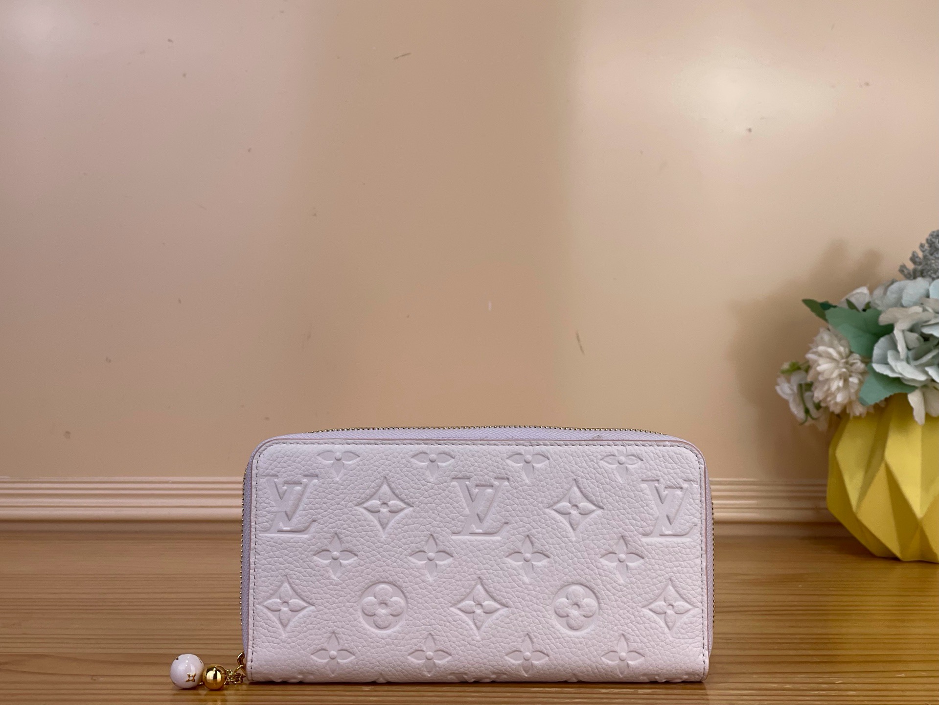 NO:894334,Top original item [Ziy Zipper Wallet] m28969 Chicken Yellow/Flower Apricot Pink From the Monogram·Fuiyuage print that decorates the interior, to the exquisite enamel-finished zipper pull engraved with Monogram·Flower ms, feminine details shine everywhere, only in this season's 'ZiyWolett'. In the Maison symbol Monogram finished in banana color  Amlant leather, with a unique contrasting paint border. Equipped with multiple storage spaces and 12 card slots to safely organize valuables. Dimensions 19.5 x 10.5 x 2.5 cm 3314045 (width x height x sides),19860909顶级原单【Ziy 拉链钱夹】m28969 小鸡黄/花卉 杏粉色 从装饰内部装修的Monogram·Fuiyuage的印花,到刻有Monogram·Flower ms的精致珐琅饰面的拉链拉手,女性化的细节到处闪耀,只有这个季节才有的“ZiyWo莱特”.在以香蕉色完成的Maison象征的Monogram Amlant皮革上,加上了独特对比鲜明的油漆边框.配备了可以安全整理贵重物品的多个储物空间和12个卡槽. 尺寸19.5 x 10.5 x 2.5厘米 3314045（宽x高x边）,,Bag