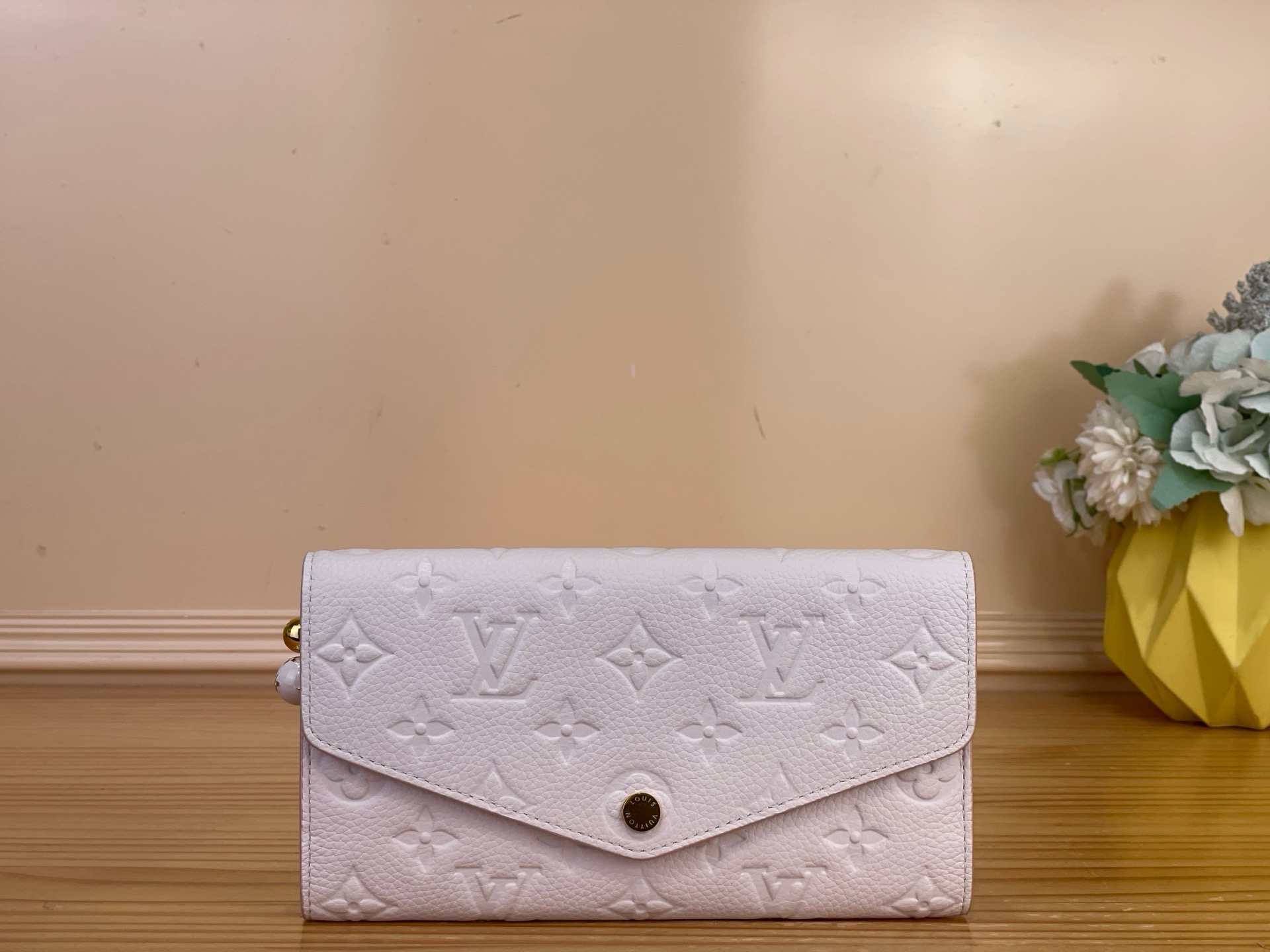 NO:894342,The top original item [Sarah Wallet] m29465 light purple/floral apricot 'ortefoille Sara' comes in a chic sweet lavender color suitable for the coming season. It is finished with Monogram Amlant ms leather that symbolizes the Maison, and has an envelope-style design that is firmly fastened with buckles. The zipper pull with a charm adds to the gorgeousness. In addition to multiple pockets and compartments for banknotes and change, the interior is also equipped with 16 card slots.  Dimensions 19 x 10.5 x 2 cm 3314045 (width x height x sides),19860909顶级原单【Sarah 钱夹】m29465 浅紫色/花卉 杏色 以适合接下来季节的别致的甜薰衣草色登场的“ortefoille Sara”.用象征Maison的Monogram·Amlant ms皮革完成,用卡扣牢牢扣紧的信封风设计,带有吊饰的拉链拉手增添了华丽.内部除了纸币和零钱用的多个口袋和隔间外,还配备了16个卡槽. 尺寸19 x 10.5 x 2厘米 3314045（宽x高x边）,,Bag