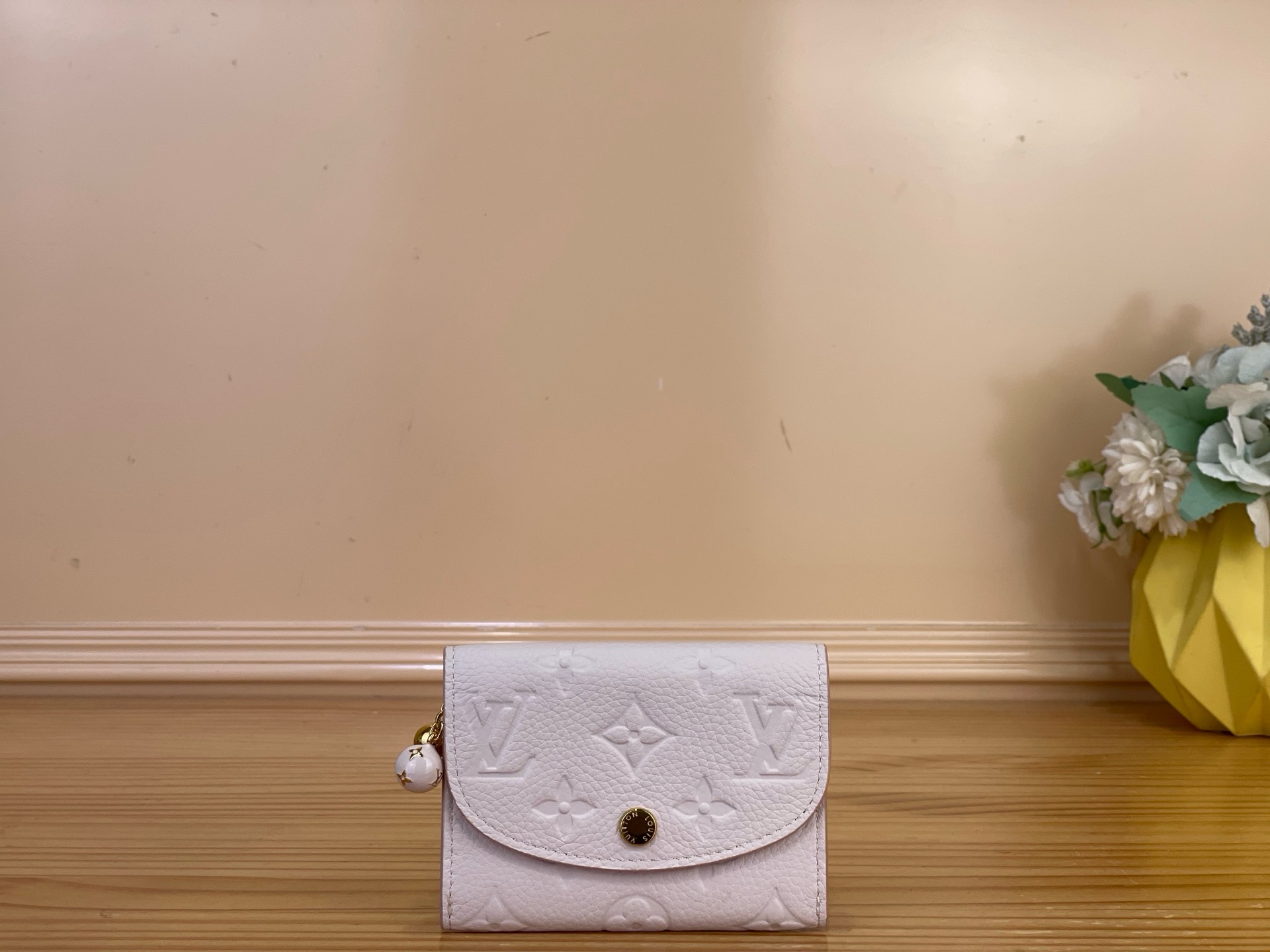 NO:894277,Top original order [ROSALIE Coin Purse] M28987 Apricot/Flower m28986 Chick Yellow m28989 Red Praising elegance and femininity, this season’s coin purse “Portomone Rozari”. Monogram Amlant in exquisite tones is decorated with contrasting paint  ms leather. 2 delicate sphere charms are decorated with swinging decorative zipper pulls. Once the flap is opened, the Monogram Fuiyuage print appears. Compact design with multiple pockets and card slots to securely store valuables. Dimensions 11 x 8 x 2.5 cm. 2213035 (W x H x Sides),, wallets19860909顶级原单【ROSALIE 零钱包】 M28987 杏色/花卉 m28986 小鸡黄 m28989 红色 赞美优雅和女性气质,本季的零钱包“波托莫内·罗扎里”.用对比鲜明的油漆装饰了精致色调的Monogram Amlant ms皮革.2个精致的球体吊饰被摆动的装饰性拉链拉手装饰,打开翻盖后,就会出现MonogramFuiyuage印花.配有多个口袋和卡槽的紧凑设计,可以牢牢地收纳贵重物品. 尺寸11 x 8 x 2.5厘米.2213035（宽x高x边）,,wallets,Bag