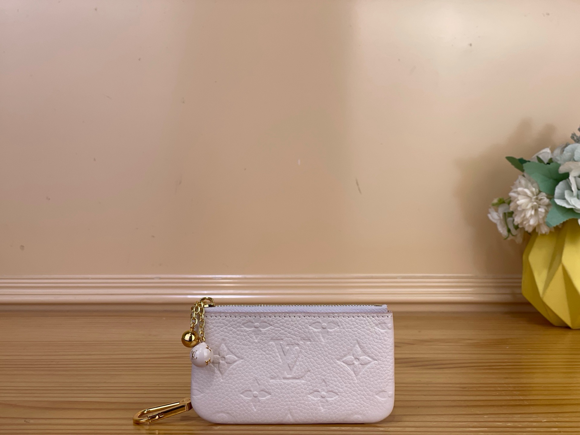 NO:894284,Top original order [coin purse] m28992 light purple/flower m28993 apricot Card & key box 'Pocket Key' reinterpreted with unique and unique colors of this season. Decorated with delicate Monogram·Fyuage on the interior  It is a piece that is embellished with feminine details, starting with the ms print. Monogram Amprant leather is trimmed with contrasting paint, and 2 sphere charms with Monogram Flower and LV logos add color to the zipper pull. Small and practical size, you can neatly store essential cards and change. Size 12 x 7 x 1.5 cm. 2112026 (width x height x sides),, louis  vuitton,wallets19860909顶级原单【零钱包】m28992 浅紫色/花卉 m28993 杏色 以本季特有的别致色彩重新诠释的卡片&钥匙盒“口袋钥匙”.以装饰在内部装修的细腻的Monogram·Fyuage ms印花为首,点缀着女性化的细节的单品.用对比鲜明的油漆将Monogram·安普朗特皮革镶边,配上带有Monogram·Flower和LV标志的2个球体吊饰增添色彩的拉链拉手.小巧而实用的尺寸,可以整齐地收纳必需品的卡片和零钱. 尺寸12 x 7 x 1.5厘米.2112026（宽x高x边）,,louis vuitton,wallets,Bag