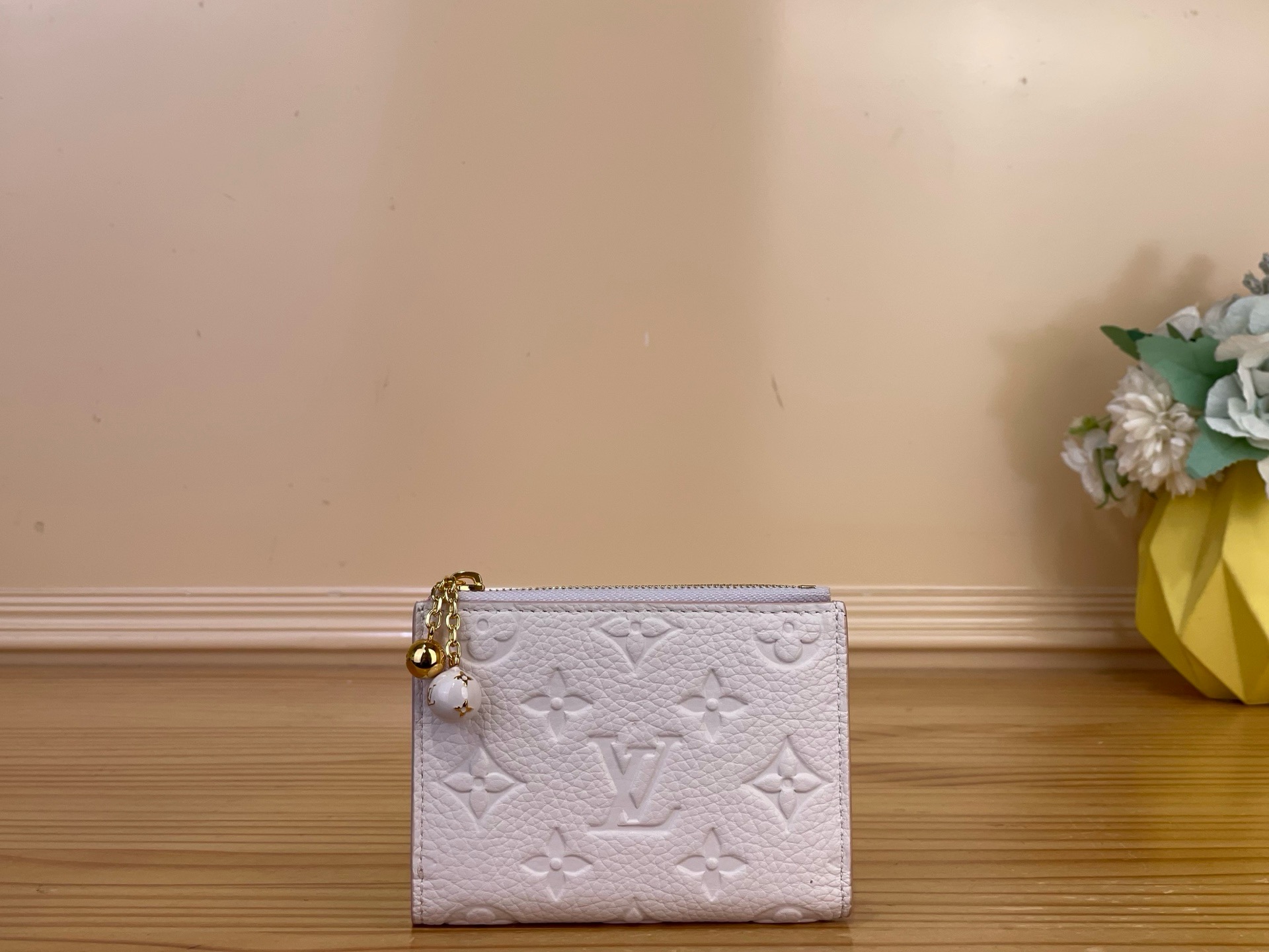 NO:894294,Top original order [Lisa wallet] m28980 apricot/flower m28981 red m29251 light purple m29350 chick yellow exquisite Monogram·Fuyuage  The embellished printed lining adds a feminine impression and the attention to detail shines in the 'ortfoille Lisa'. ms in signature Monogram Amplant leather, with trim in a contrasting paint finish, and metal hardware with Monogram flower and LV logo adding color to the zipper pull. In addition to the multiple pockets for banknotes and change, there are 4 card slots for elegant items. Dimensions 9 x 11.5 x  1.5cm.2313036 (width x height x sides),,louis vuitton,tom ford19860909顶级原单【Lisa 钱夹】m28980 杏色/花卉 m28981 红色 m29251 浅紫色 m29350 小鸡黄 精致的Monogram·Fuyuage 装饰有印花的衬里增添了女性化的印象,对细节的讲究闪耀着“ortfoilleLisa”.ms在标志性的Monogram·安普朗特皮革上,搭配了对比鲜明的油漆饰面的镶边,以及带有Monogram·花和LV标志的金属件增添色彩的拉链拉手.除了可以收纳纸币和零钱的多个口袋外,还有4个卡槽的优雅物品. 尺寸9 x 11.5 x 1.5厘米.2313036（宽x高x边）,,louis vuitton,tom ford,Bag