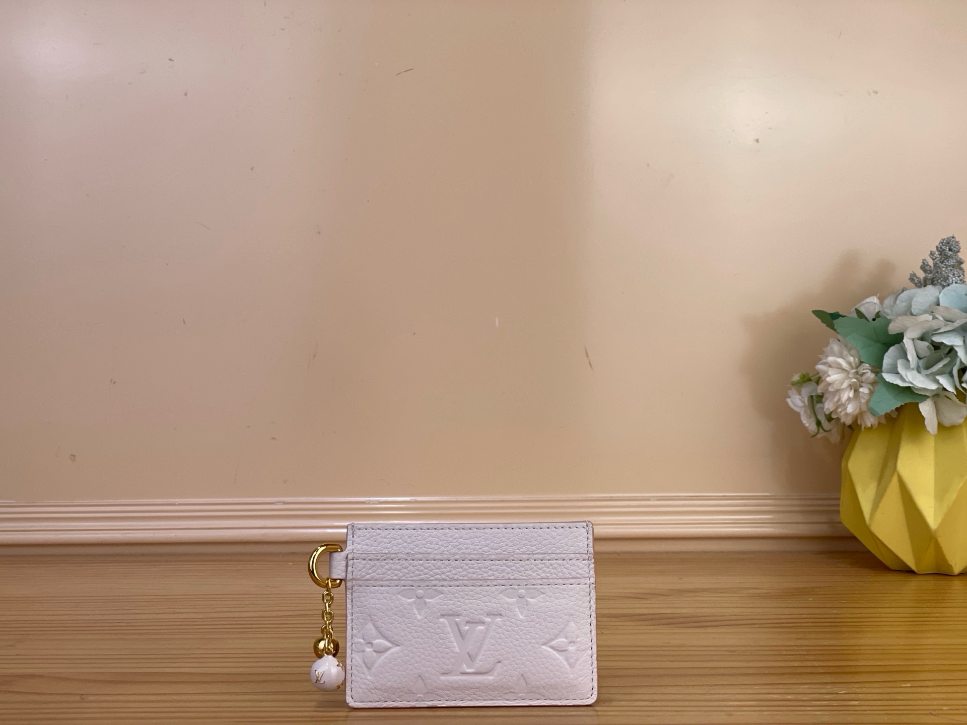 NO:894303,Top original item [card holder] m28995 apricot/flower m28994 chick yellow m29250 light purple Card holder 'Porto Kurt LV Charm' that adds a feminine accent to fashion items. Monogram Amlant in this season's unique color  ms leather, 2 sphere charms with Monogram Flower and LV logos add charm to the zipper pull. Functional design with 2 card slots on each side, and the central compartment is decorated with a delicate Monogram Fuiyuage print. Dimensions 10.2 x 7.3 x 0.3 cm 2112026 (width x height x sides),, louis vuitton19860909顶级原单【卡夹】m28995 杏色/花卉 m28994 小鸡黄 m29250 浅紫色 为时尚单品增添女性化口音的卡包“波尔图 库尔特·LV 魅力”.本季特有的颜色的Monogram·Amlant ms皮革,带有Monogram·Flower和LV标志的2个球体吊饰增添了魅力的拉链拉手.两侧各有2个卡槽的功能性设计,中央隔间装饰着精致的Monogram·Fuiyuage印花. 尺寸10.2 x 7.3 x 0.3厘米 2112026（宽x高x边）,,louis vuitton,Bag