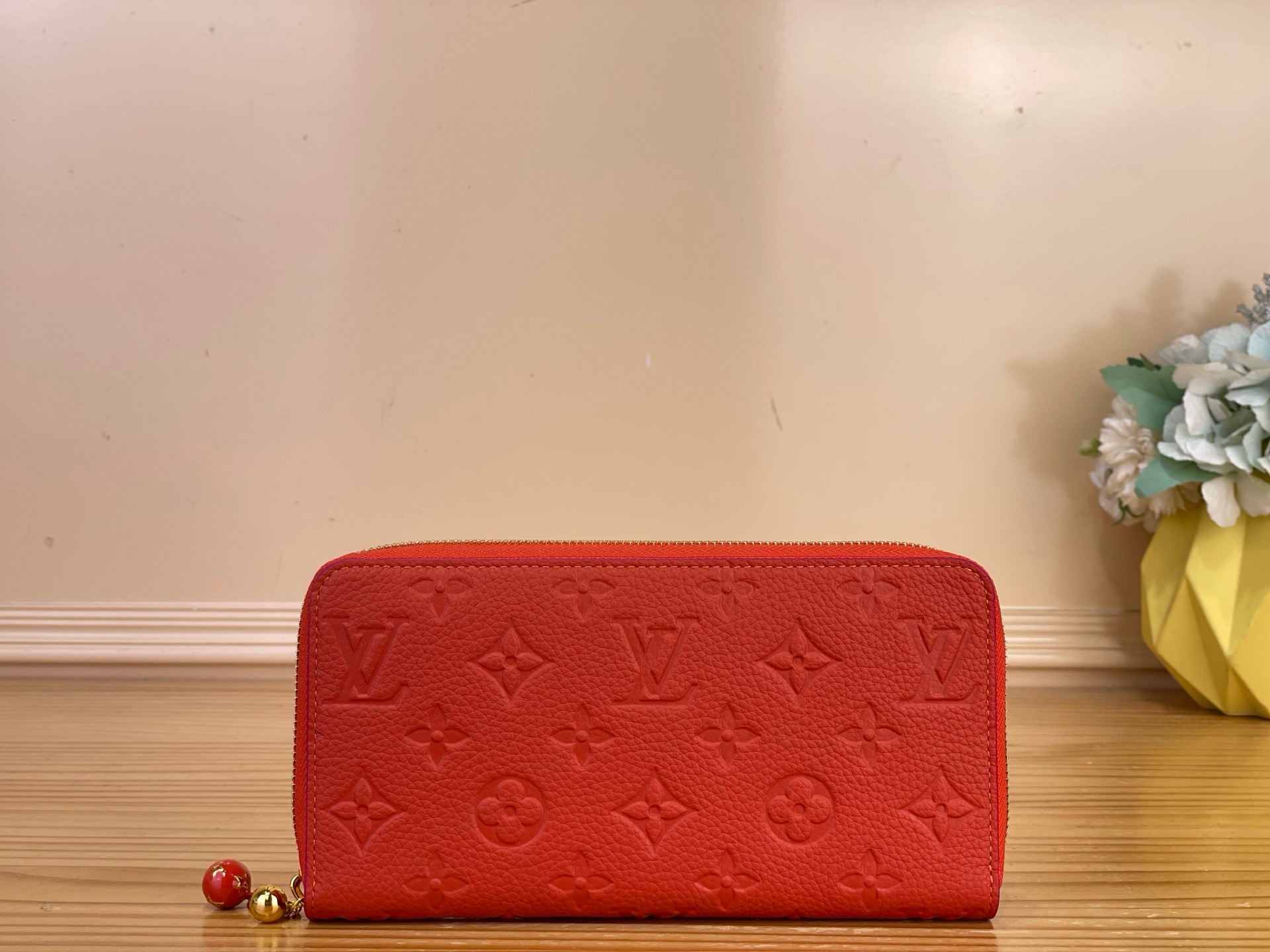 NO:894313,Top original item [Ziy Zipper Wallet] m28969 Chicken Yellow/Flower Apricot Pink From the Monogram·Fuiyuage print that decorates the interior, to the exquisite enamel-finished zipper pull engraved with Monogram·Flower ms, feminine details shine everywhere, only in this season's 'ZiyWolett'. In the Maison symbol Monogram finished in banana color  Amlant leather, with a unique contrasting paint border. Equipped with multiple storage spaces and 12 card slots to safely organize valuables. Dimensions 19.5 x 10.5 x 2.5 cm 3314045 (width x height x sides),19860909顶级原单【Ziy 拉链钱夹】m28969 小鸡黄/花卉 杏粉色 从装饰内部装修的Monogram·Fuiyuage的印花,到刻有Monogram·Flower ms的精致珐琅饰面的拉链拉手,女性化的细节到处闪耀,只有这个季节才有的“ZiyWo莱特”.在以香蕉色完成的Maison象征的Monogram Amlant皮革上,加上了独特对比鲜明的油漆边框.配备了可以安全整理贵重物品的多个储物空间和12个卡槽. 尺寸19.5 x 10.5 x 2.5厘米 3314045（宽x高x边）,,Bag