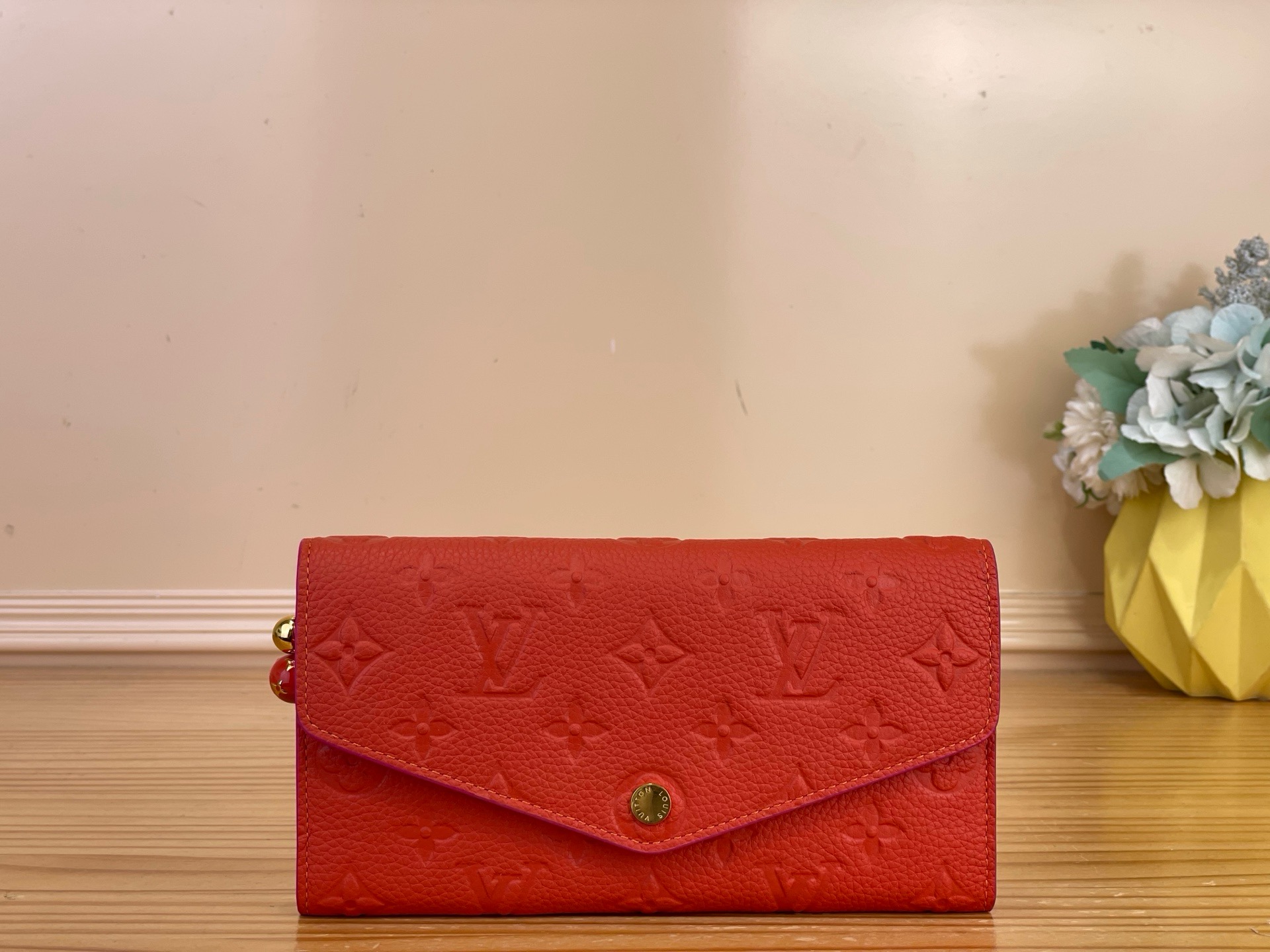 NO:894322,The top original item [Sarah Wallet] m29465 light purple/floral apricot 'ortefoille Sara' comes in a chic sweet lavender color suitable for the coming season. It is finished with Monogram Amlant ms leather that symbolizes the Maison, and has an envelope-style design that is firmly fastened with buckles. The zipper pull with a charm adds to the gorgeousness. In addition to multiple pockets and compartments for banknotes and change, the interior is also equipped with 16 card slots.  Dimensions 19 x 10.5 x 2 cm 3314045 (width x height x sides),19860909顶级原单【Sarah 钱夹】m29465 浅紫色/花卉 杏色 以适合接下来季节的别致的甜薰衣草色登场的“ortefoille Sara”.用象征Maison的Monogram·Amlant ms皮革完成,用卡扣牢牢扣紧的信封风设计,带有吊饰的拉链拉手增添了华丽.内部除了纸币和零钱用的多个口袋和隔间外,还配备了16个卡槽. 尺寸19 x 10.5 x 2厘米 3314045（宽x高x边）,,Bag