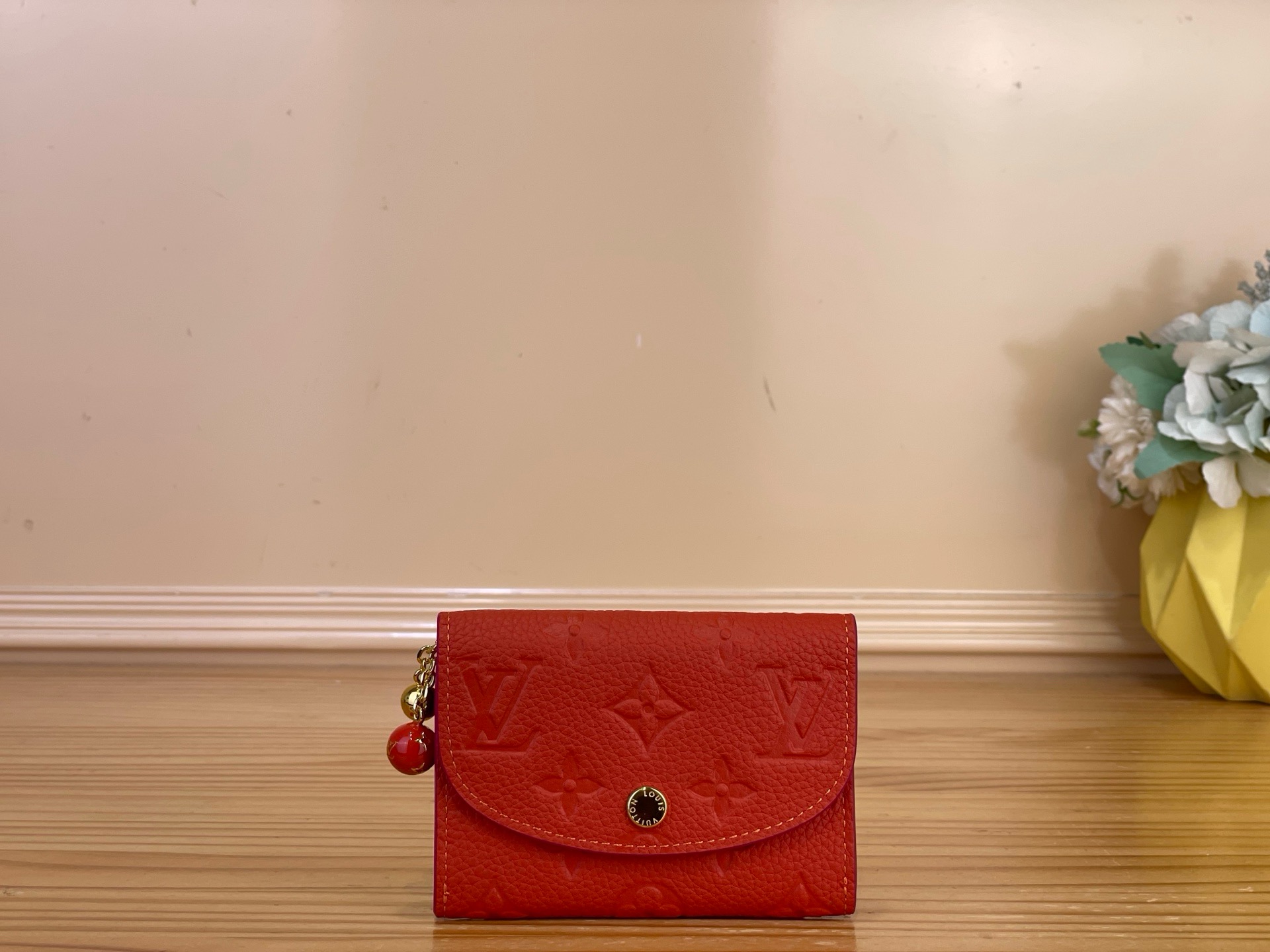 NO:894339,Top original order [ROSALIE Coin Purse] M28987 Apricot/Flower m28986 Chick Yellow m28989 Red Praising elegance and femininity, this season’s coin purse “Portomone Rozari”. Monogram Amlant in exquisite tones is decorated with contrasting paint  ms leather. 2 delicate sphere charms are decorated with swinging decorative zipper pulls. Once the flap is opened, the Monogram Fuiyuage print appears. Compact design with multiple pockets and card slots to securely store valuables. Dimensions 11 x 8 x 2.5 cm. 2213035 (W x H x Sides),, wallets19860909顶级原单【ROSALIE 零钱包】 M28987 杏色/花卉 m28986 小鸡黄 m28989 红色 赞美优雅和女性气质,本季的零钱包“波托莫内·罗扎里”.用对比鲜明的油漆装饰了精致色调的Monogram Amlant ms皮革.2个精致的球体吊饰被摆动的装饰性拉链拉手装饰,打开翻盖后,就会出现MonogramFuiyuage印花.配有多个口袋和卡槽的紧凑设计,可以牢牢地收纳贵重物品. 尺寸11 x 8 x 2.5厘米.2213035（宽x高x边）,,wallets,Bag