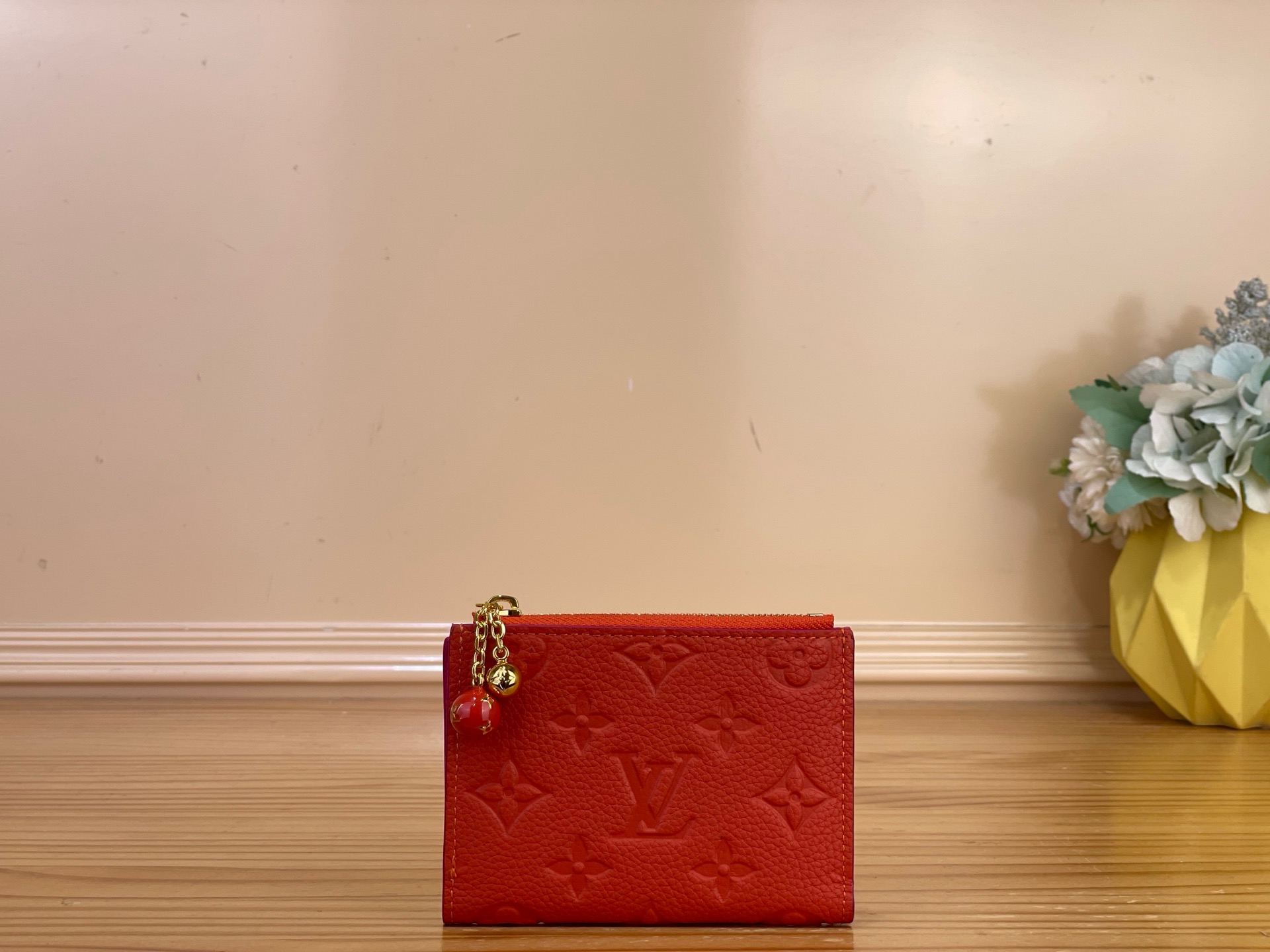 NO:894347,Top original order [Lisa wallet] m28980 apricot/flower m28981 red m29251 light purple m29350 chick yellow exquisite Monogram·Fuyuage  The embellished printed lining adds a feminine impression and the attention to detail shines in the 'ortfoille Lisa'. ms in signature Monogram Amplant leather, with trim in a contrasting paint finish, and metal hardware with Monogram flower and LV logo adding color to the zipper pull. In addition to the multiple pockets for banknotes and change, there are 4 card slots for elegant items. Dimensions 9 x 11.5 x  1.5cm.2313036 (width x height x sides),,louis vuitton,tom ford19860909顶级原单【Lisa 钱夹】m28980 杏色/花卉 m28981 红色 m29251 浅紫色 m29350 小鸡黄 精致的Monogram·Fuyuage 装饰有印花的衬里增添了女性化的印象,对细节的讲究闪耀着“ortfoilleLisa”.ms在标志性的Monogram·安普朗特皮革上,搭配了对比鲜明的油漆饰面的镶边,以及带有Monogram·花和LV标志的金属件增添色彩的拉链拉手.除了可以收纳纸币和零钱的多个口袋外,还有4个卡槽的优雅物品. 尺寸9 x 11.5 x 1.5厘米.2313036（宽x高x边）,,louis vuitton,tom ford,Bag