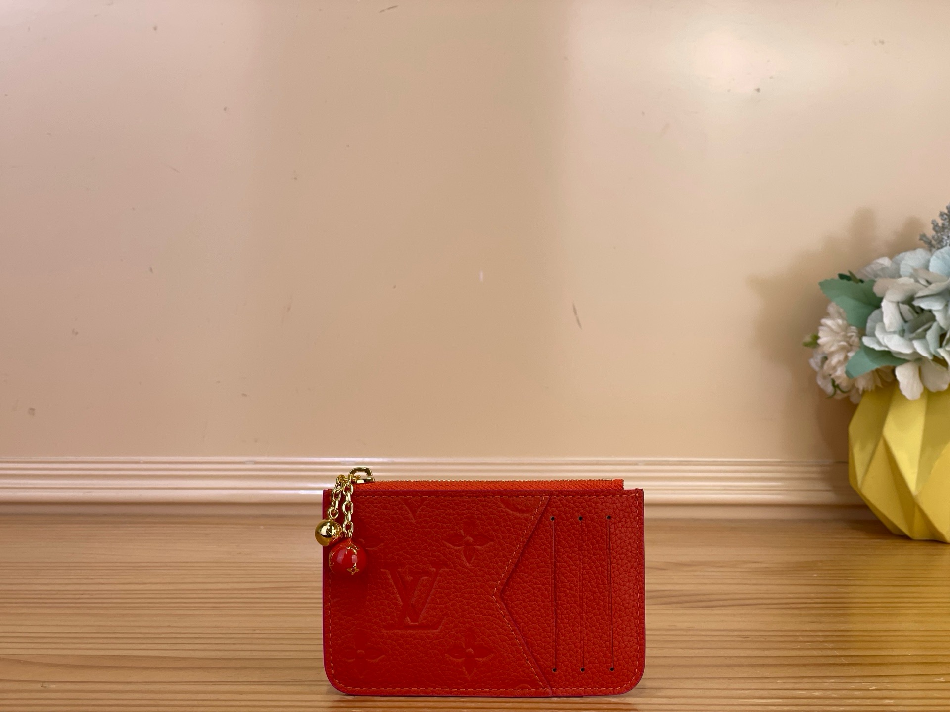 NO:894353,Top original order [ROMY card holder] m28984 red/flower m28985 chick yellow apricot. The exquisite details are very attractive. The card holder 'Porto Cato Romy' is reinterpreted with this season's unique feminine touch. Monogram Amlant ms with strong contrasting paint edges  The leather interior is painted with a delicate Monogram·Fuyuage print and is accented by a decorative zipper pull with 2 sphere charms. Small and practical design, equipped with 3 card slots and zippered pocket. Dimensions 12 x 8 x 0.8 cm 2112026 (width x height x sides),19860909顶级原单【ROMY 卡夹】 m28984 红色/花卉 m28985 小鸡黄 杏色 精致的细节很有魅力,以本季特有的女性化触感重新诠释的卡包“波尔图·卡托·罗米”.用对比效果强的油漆镶边的Monogram·Amlant ms 皮革的内饰上涂有细腻的Monogram·Fuyuage印花,配上2个球体吊饰的装饰性拉链拉手作为重点苏.小巧而实用的设计,配有3个卡槽和带拉链的口袋. 尺寸12 x 8 x 0.8厘米 2112026（宽x高x边）,,Bag